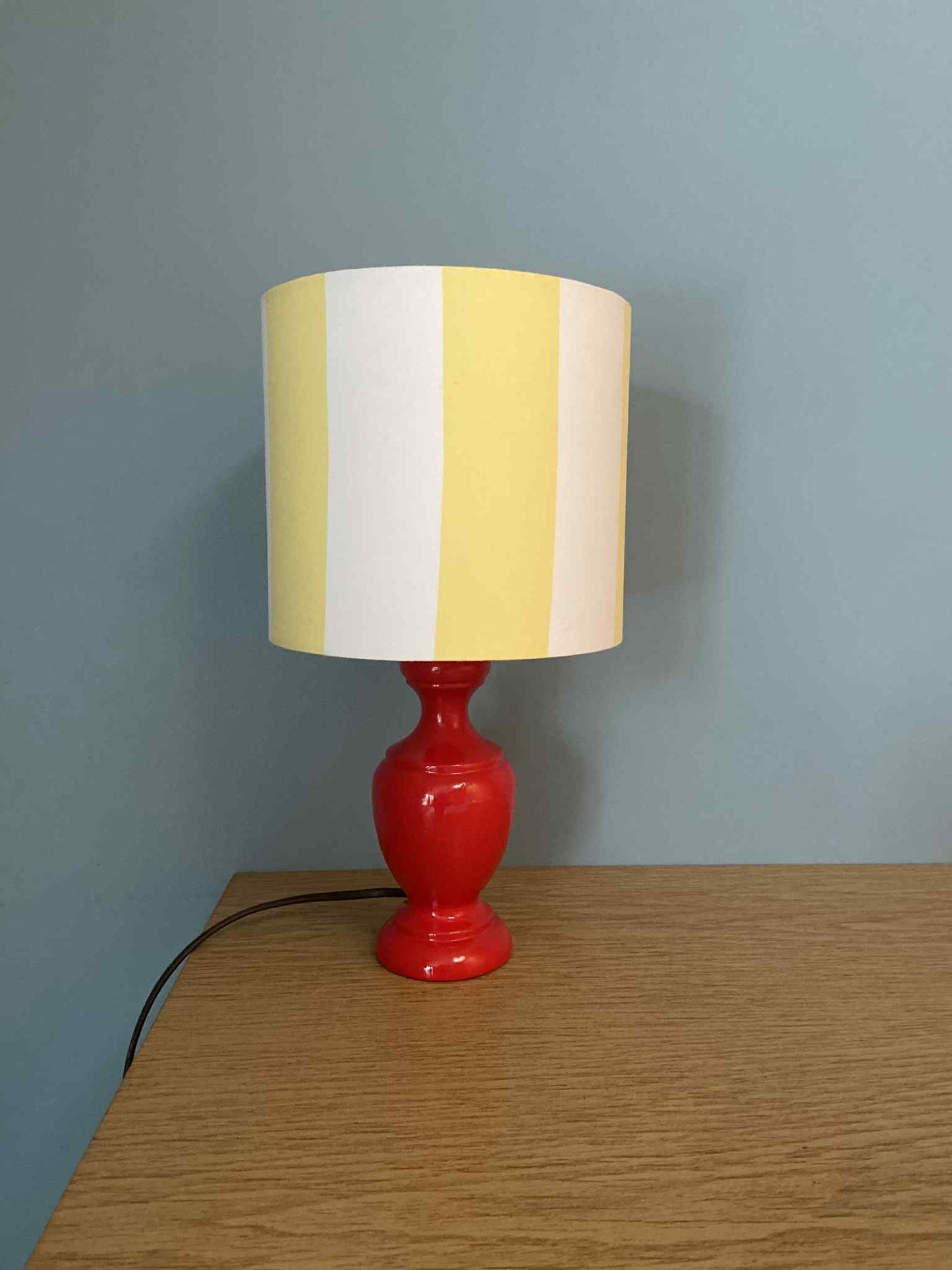 Lampe CHACH créa pied bois Rouge abat -jour Rayures jaune beurre