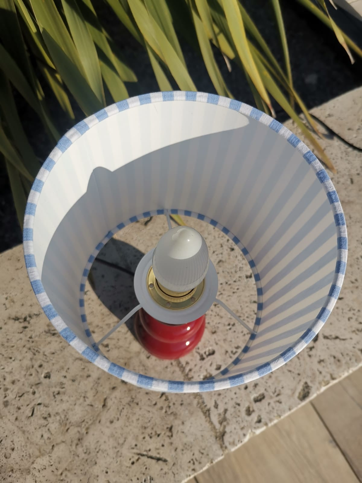 Petite Lampe à poser pied bois Bordeaux Abat-jour RAYURES bleu ciel