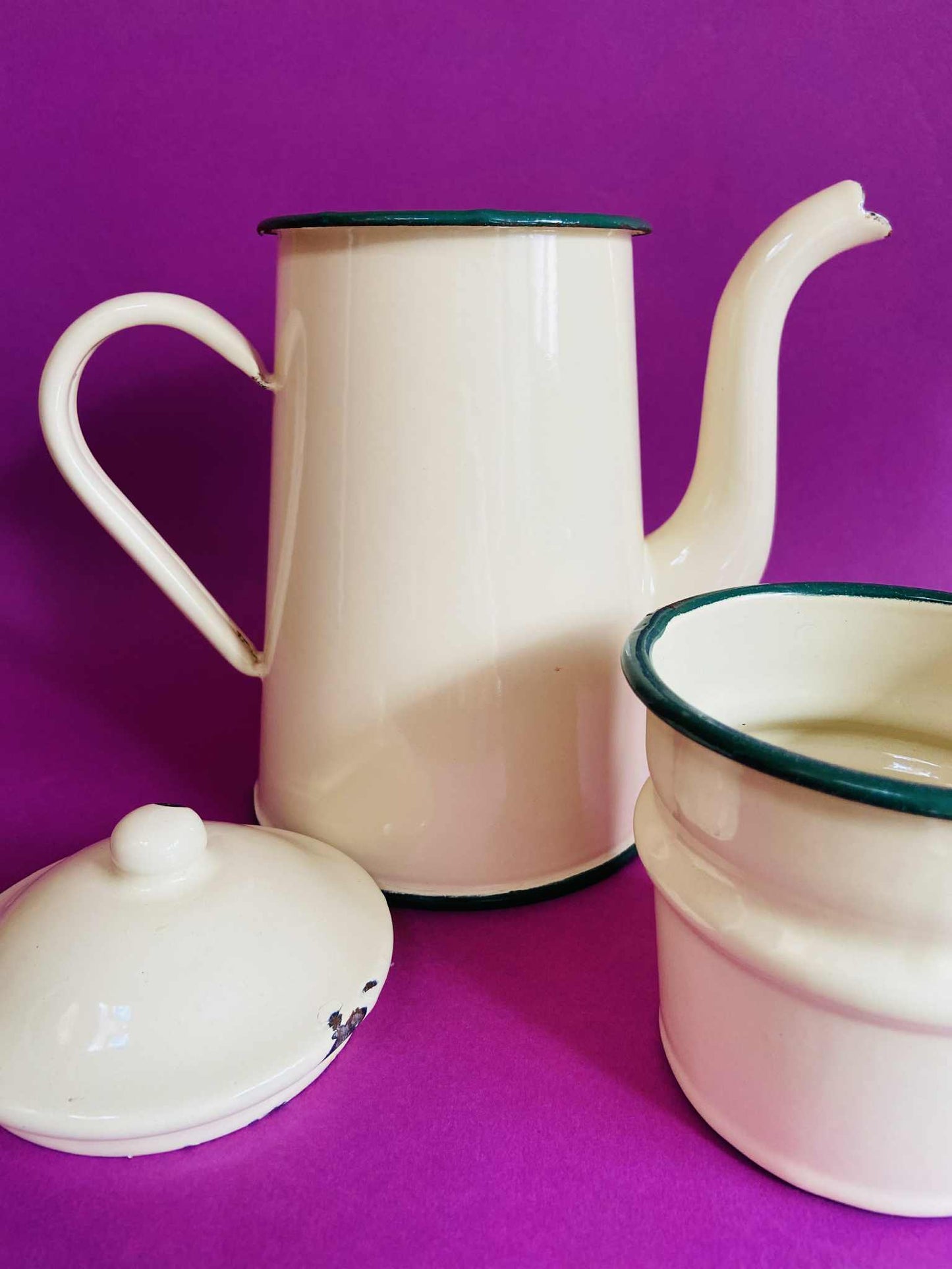 Ancienne cafetière émaillée CREME/VERT