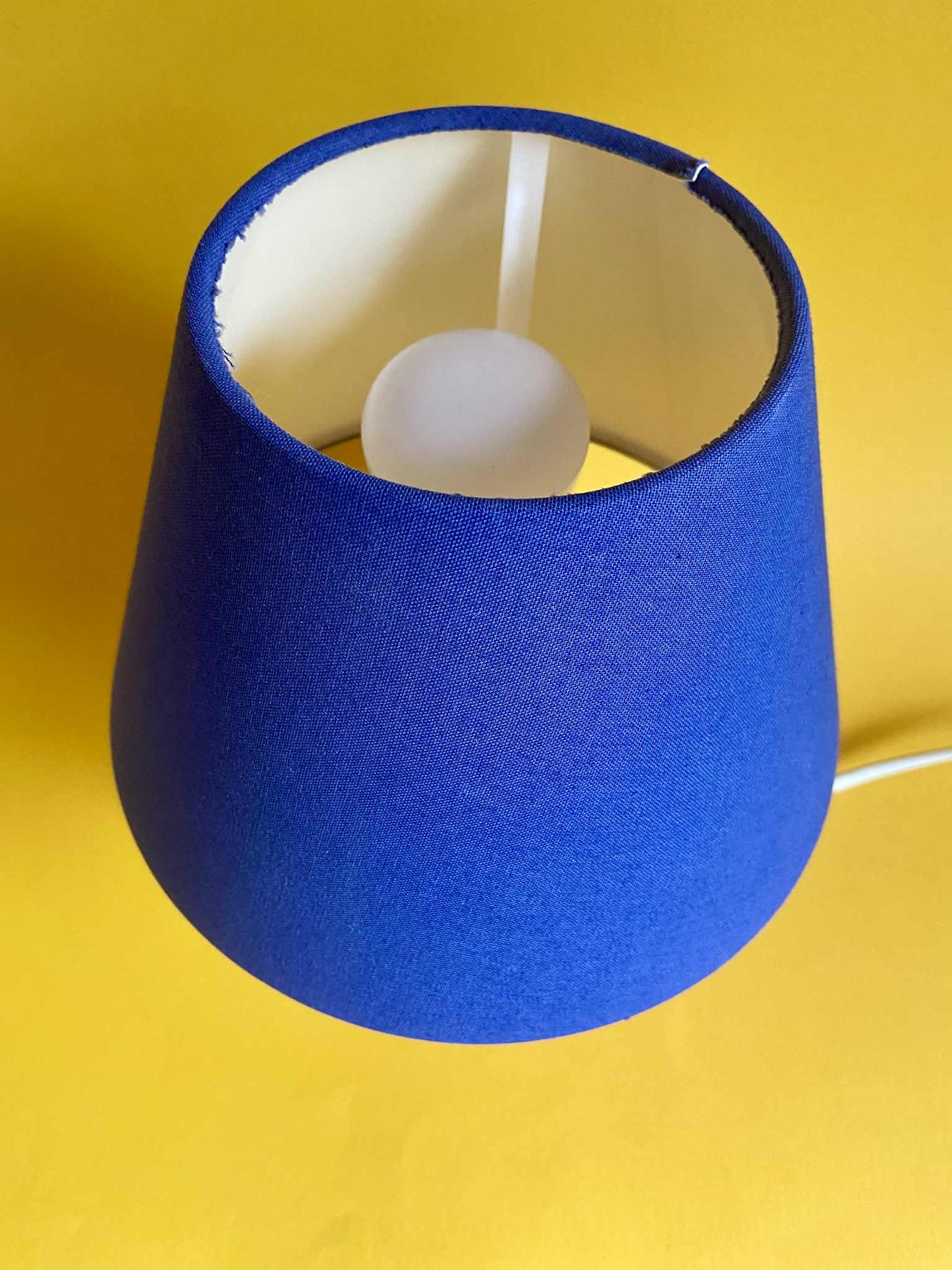 Lampe BI-COLORE pied céramique boule rouge abat-jour bleu