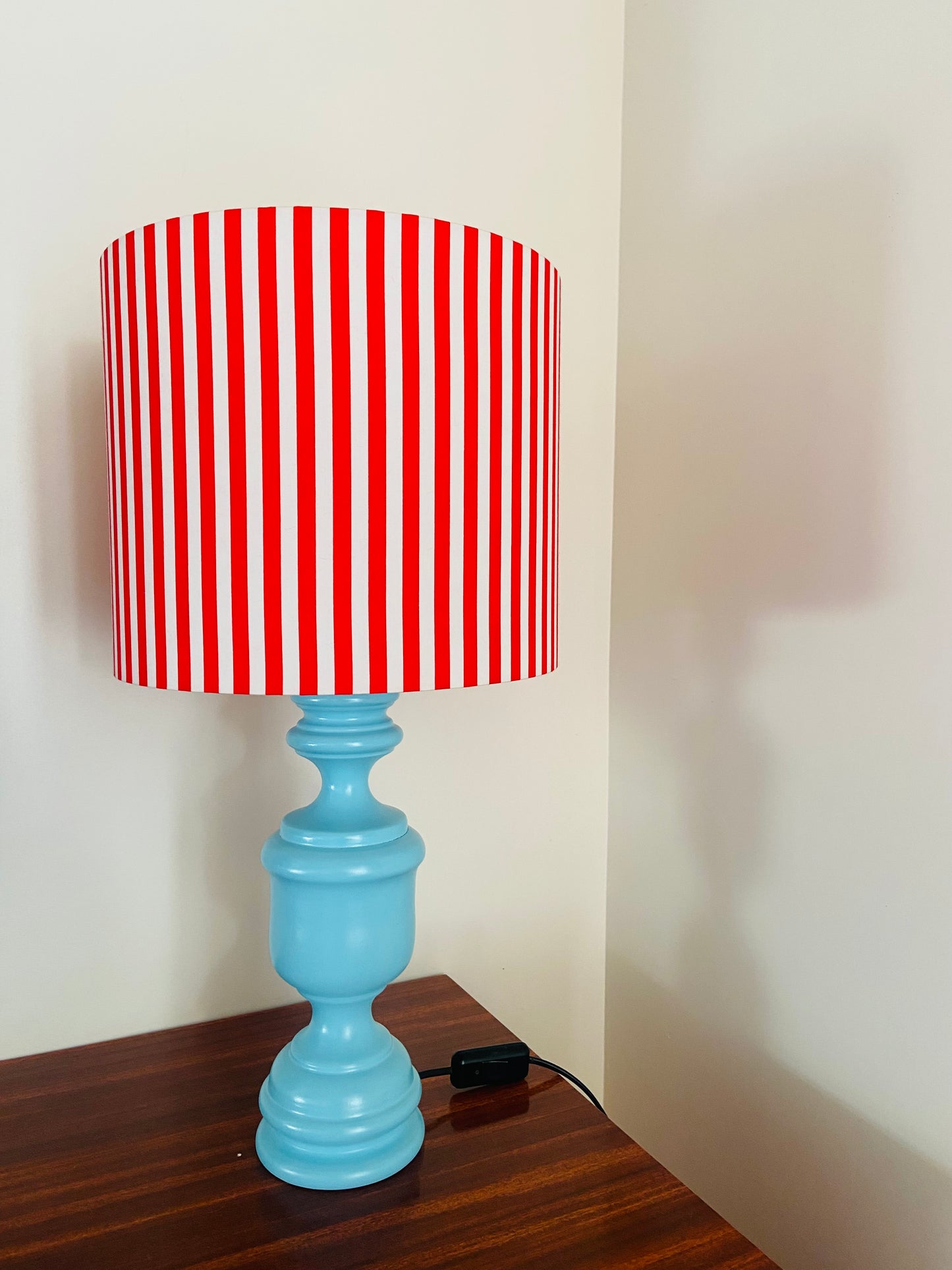 Grande lampe CHACH création pied bleu ciel Abat-jour rayures Rouges