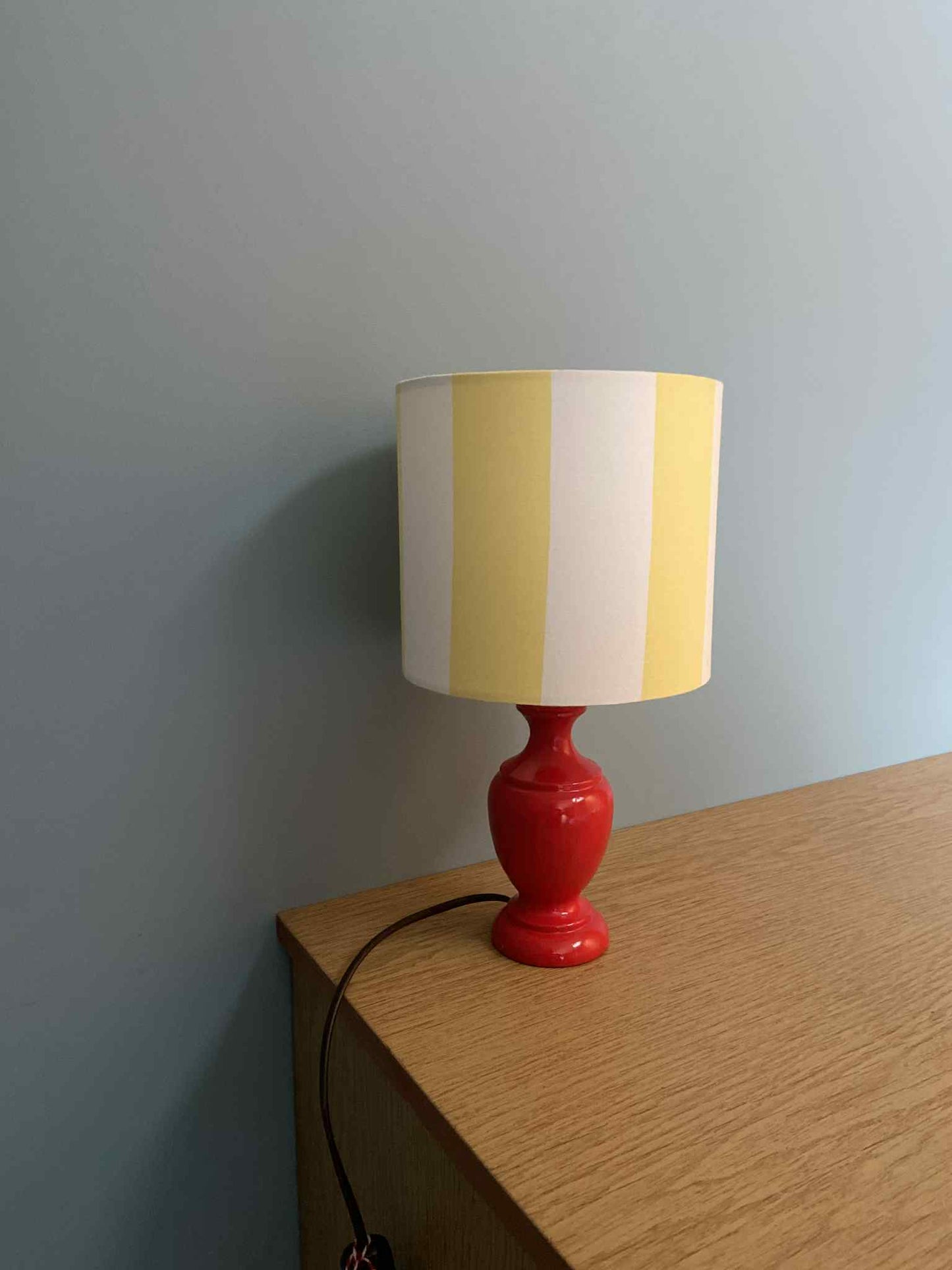 Lampe CHACH créa pied bois Rouge abat -jour Rayures jaune beurre