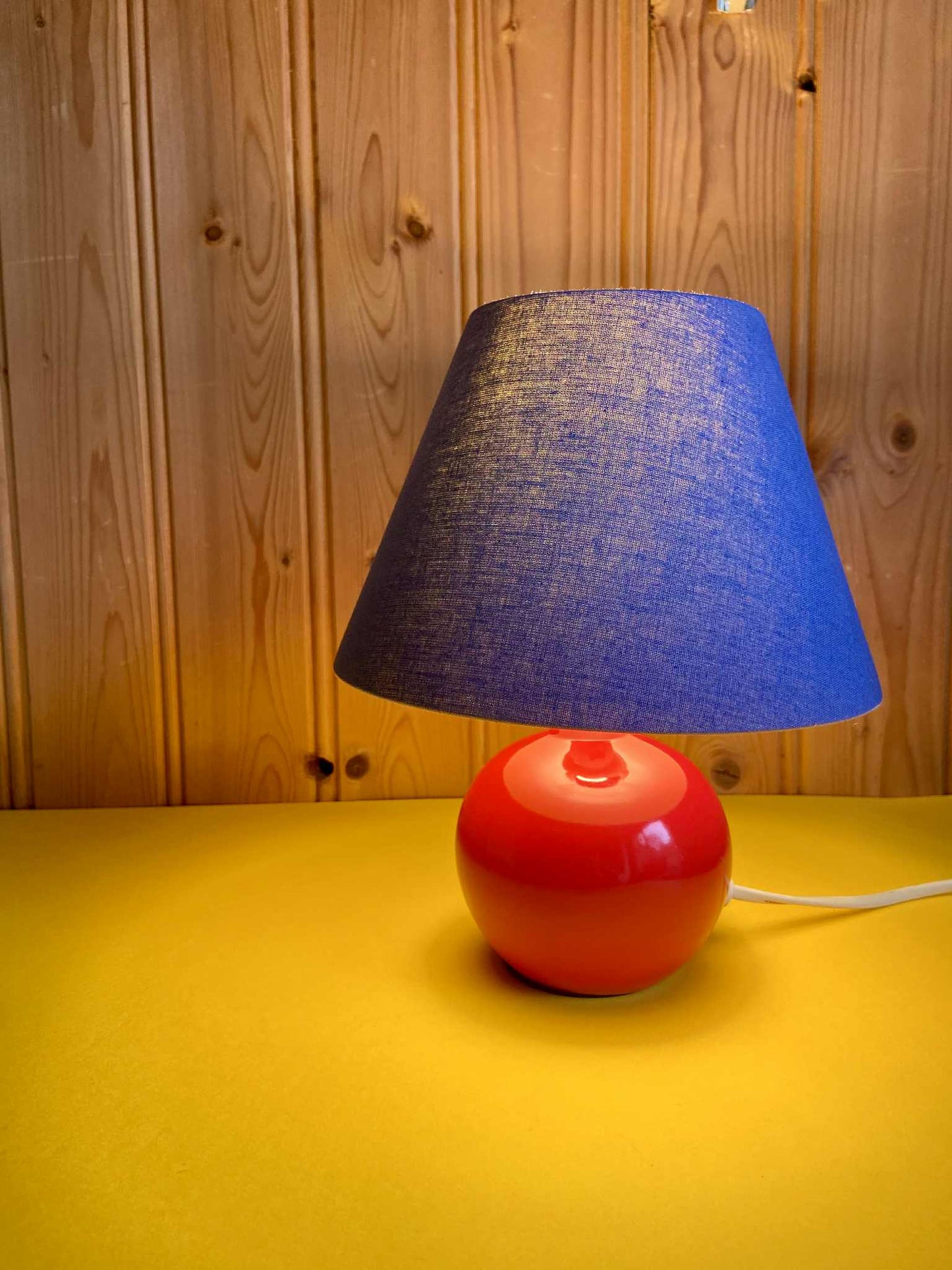 Lampe BI-COLORE pied céramique boule rouge abat-jour bleu