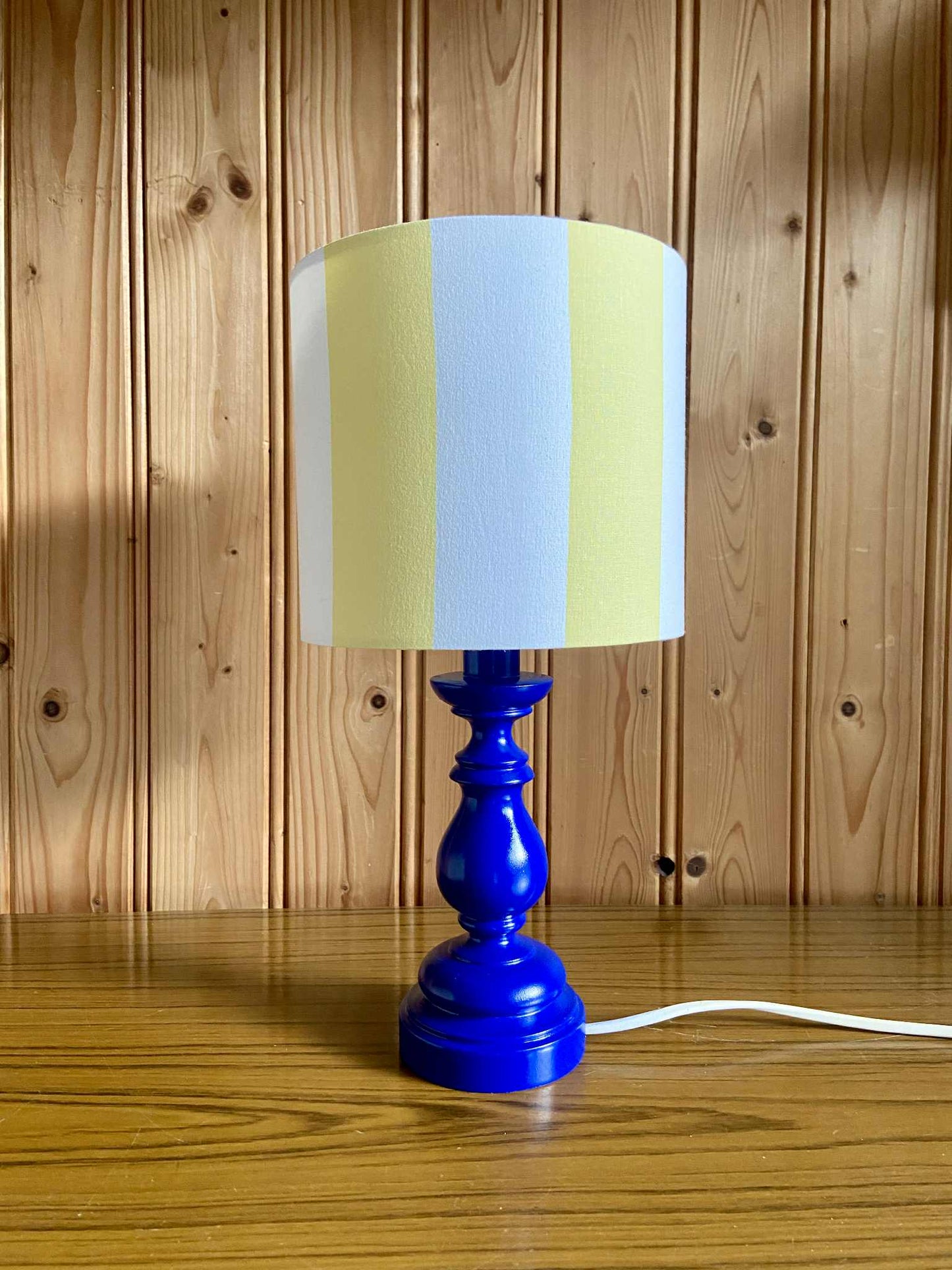 Lampe Création CHACH pied bleu électrique abat-jour rayures jaune pâle