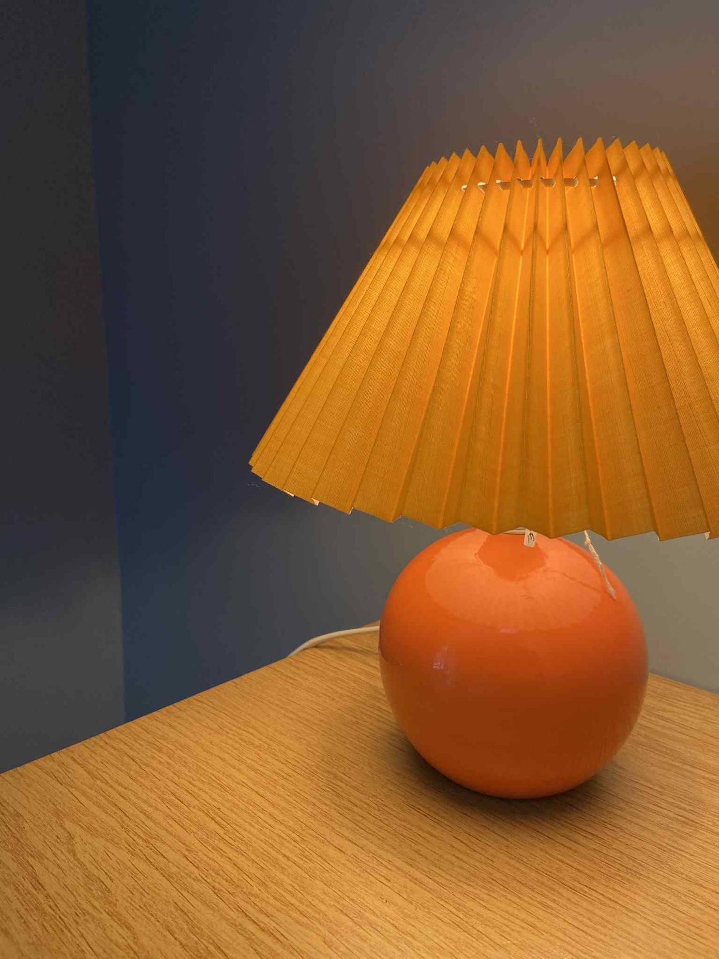 Lampe vitaminée ORANGE pied céramique orange abat-jour plissé