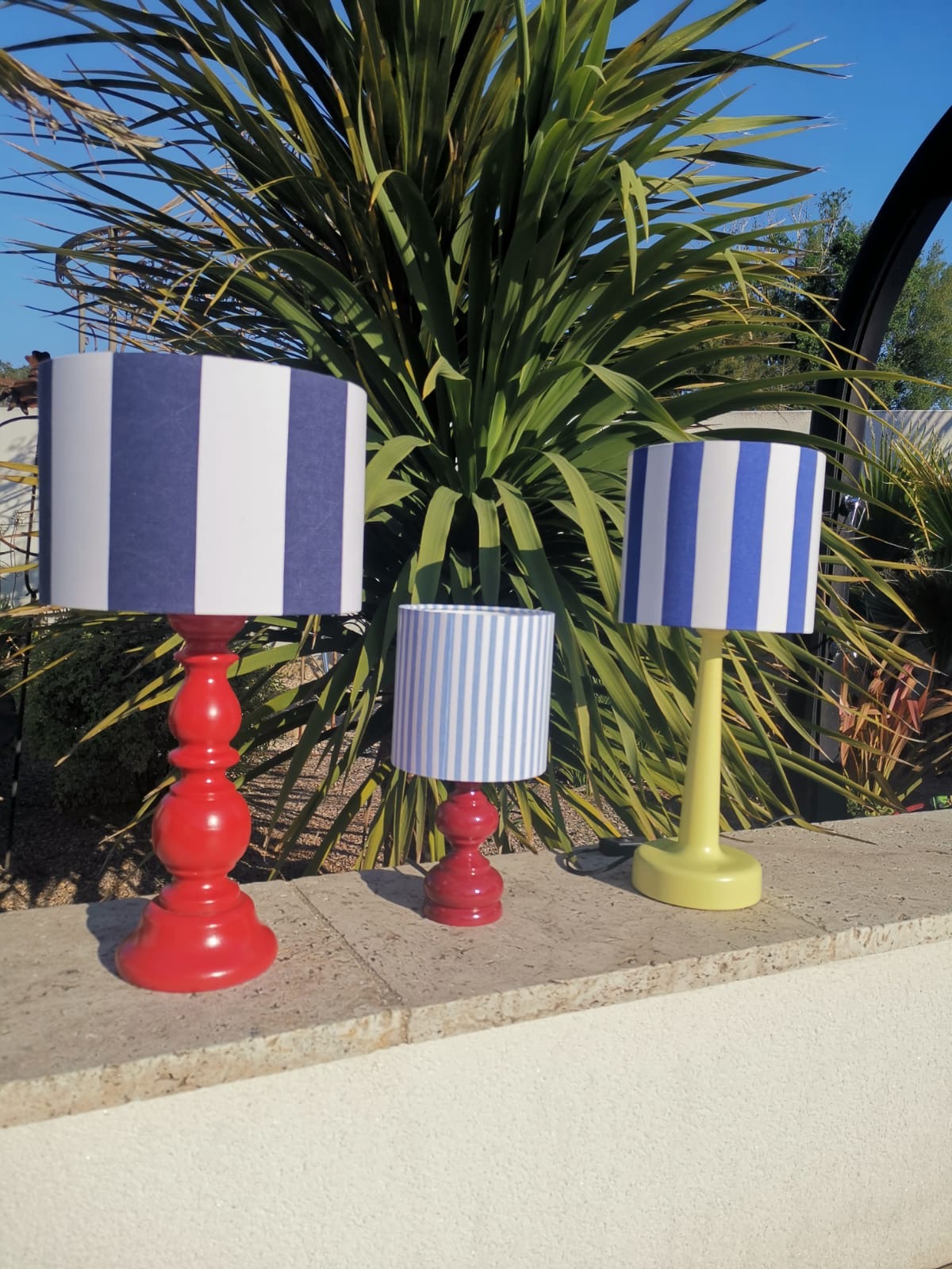Petite Lampe à poser pied bois Bordeaux Abat-jour RAYURES bleu ciel