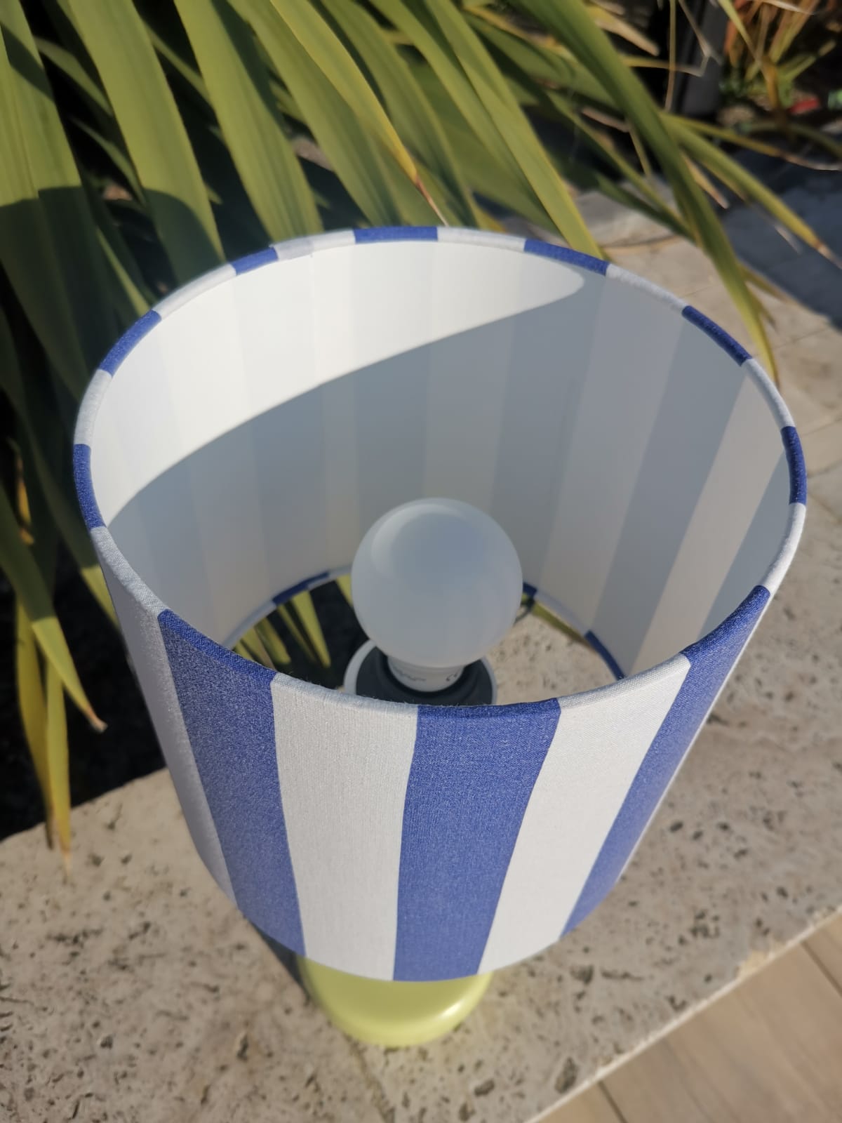 Lampe pied bois vert anis abat-jour RAYURES bleu marine