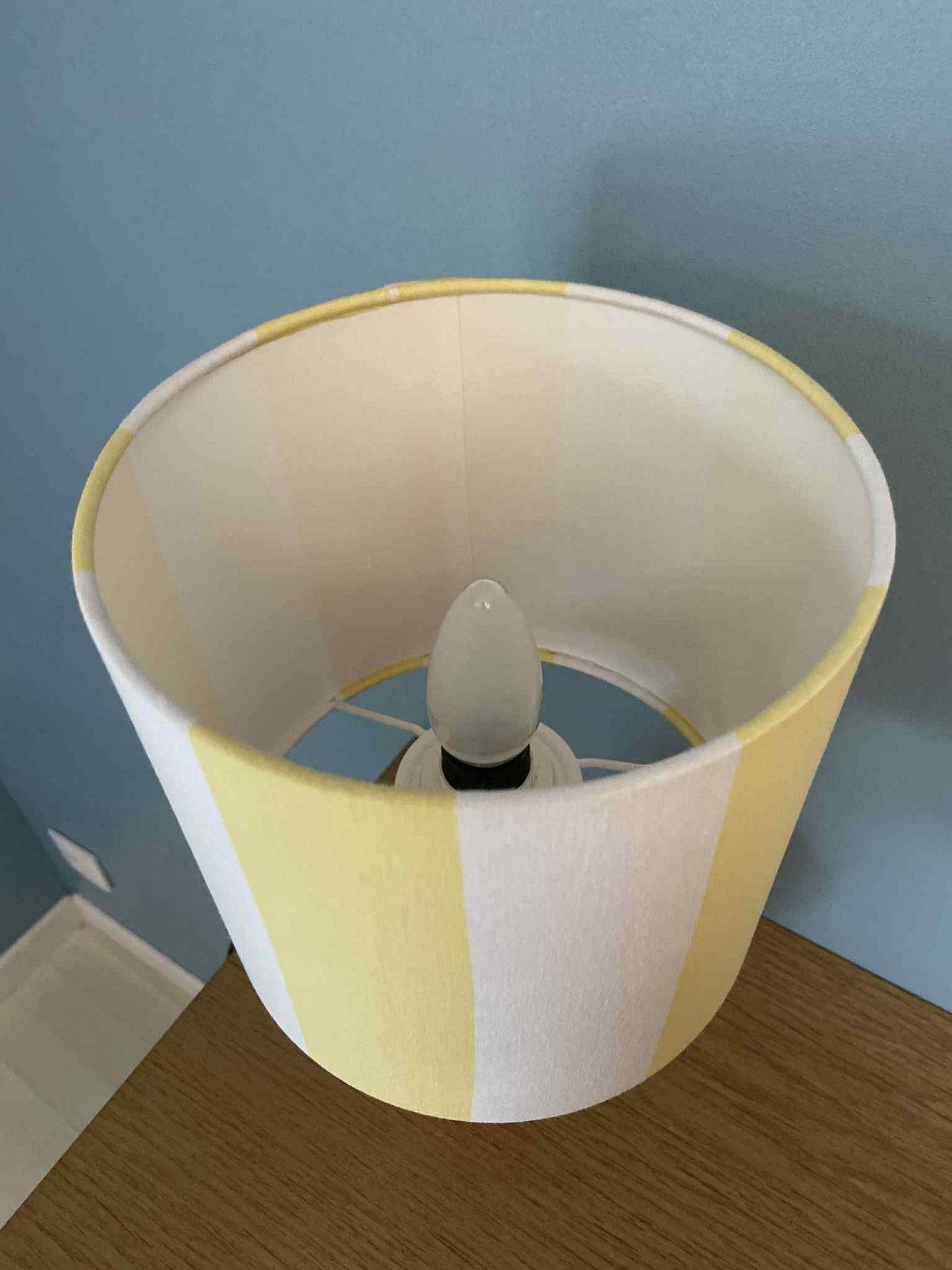 Lampe CHACH créa pied bois Rouge abat -jour Rayures jaune beurre