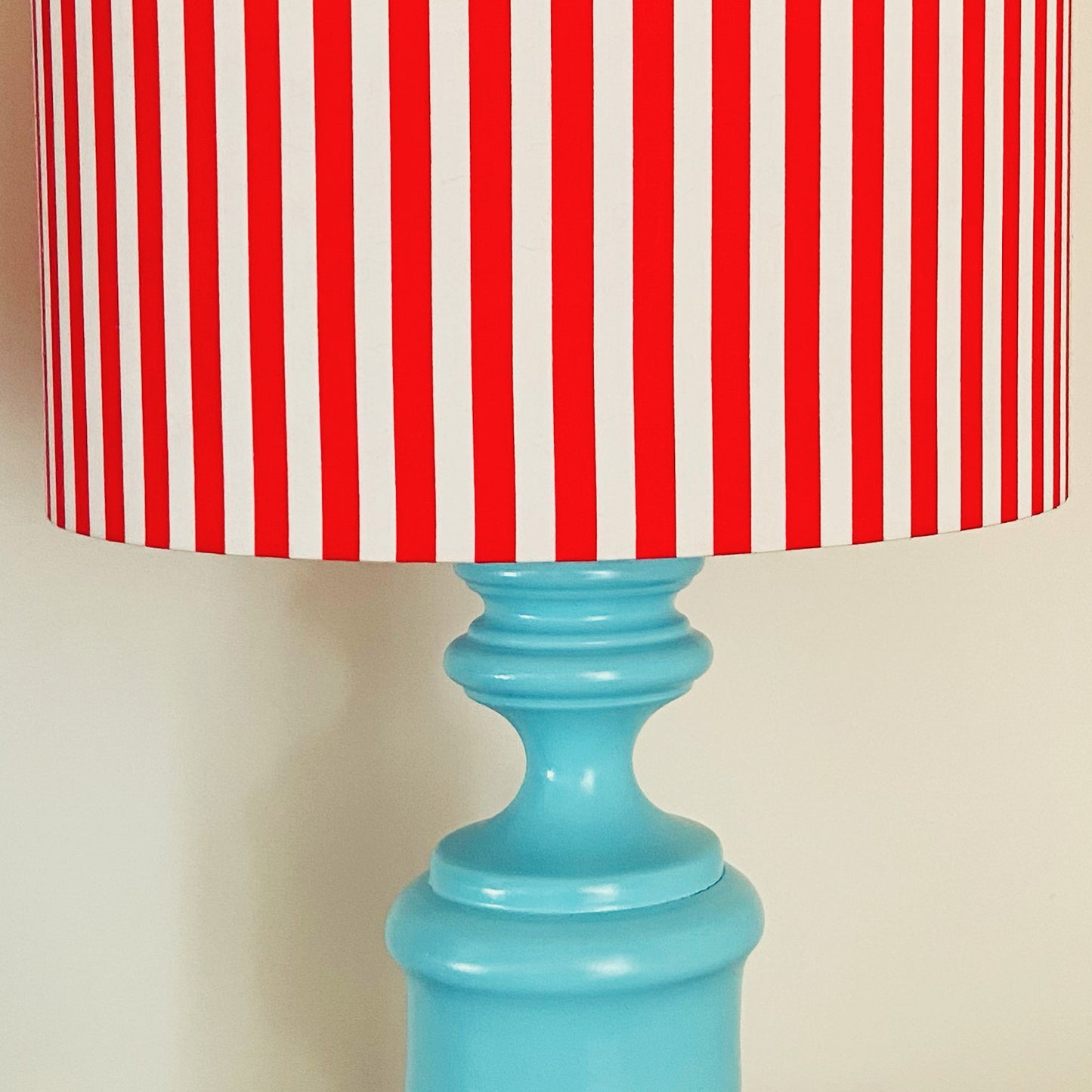 Grande lampe CHACH création pied bleu ciel Abat-jour rayures Rouges