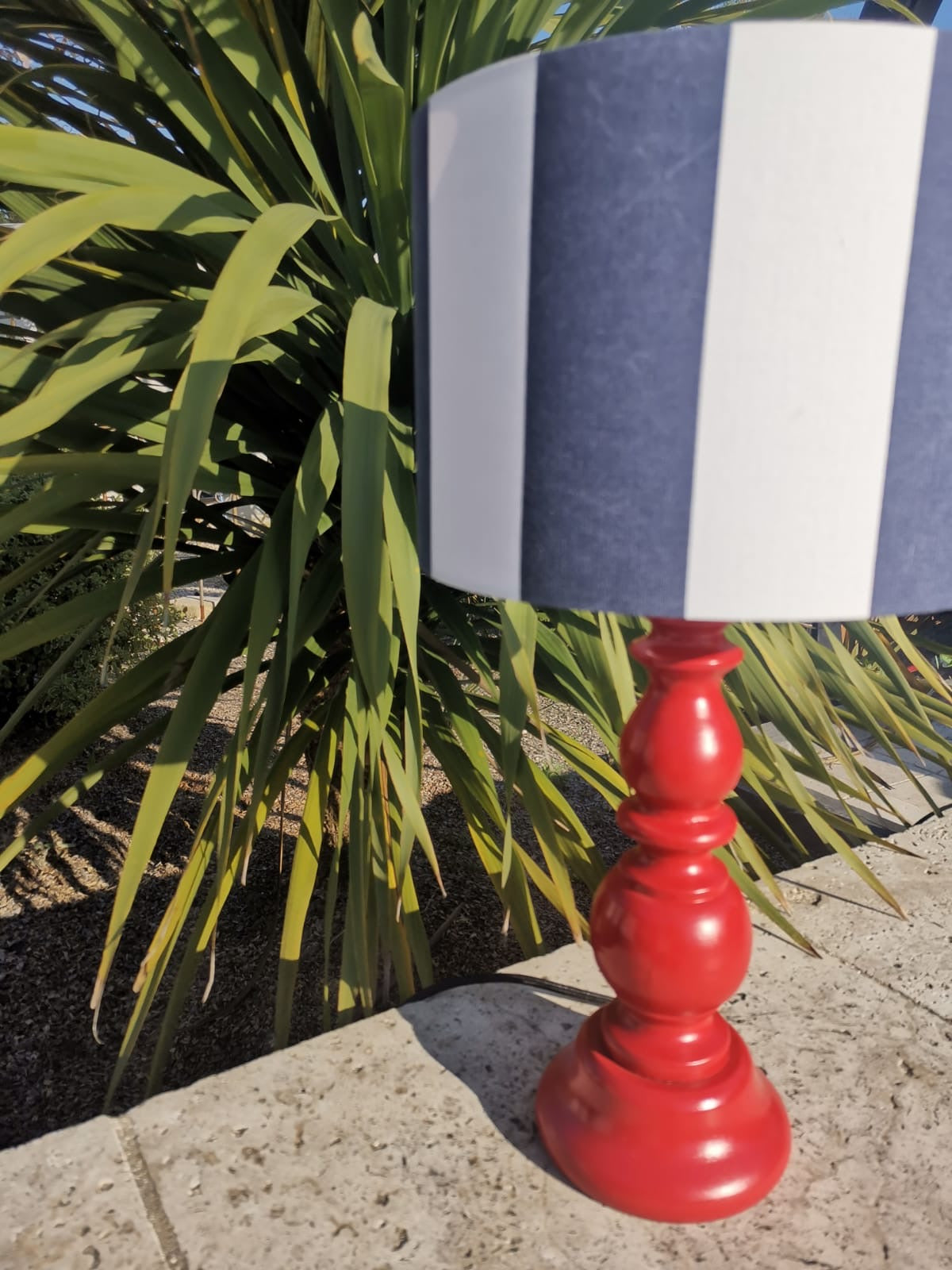 Grande lampe pied bois rouge abat-jour RAYURES bleu marine