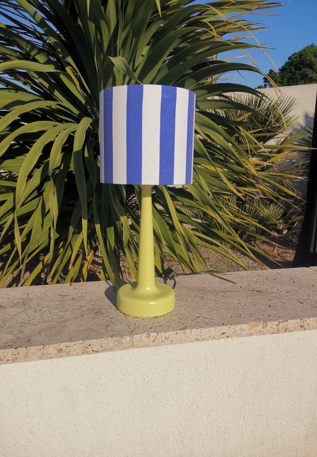 Lampe pied bois vert anis abat-jour RAYURES bleu marine