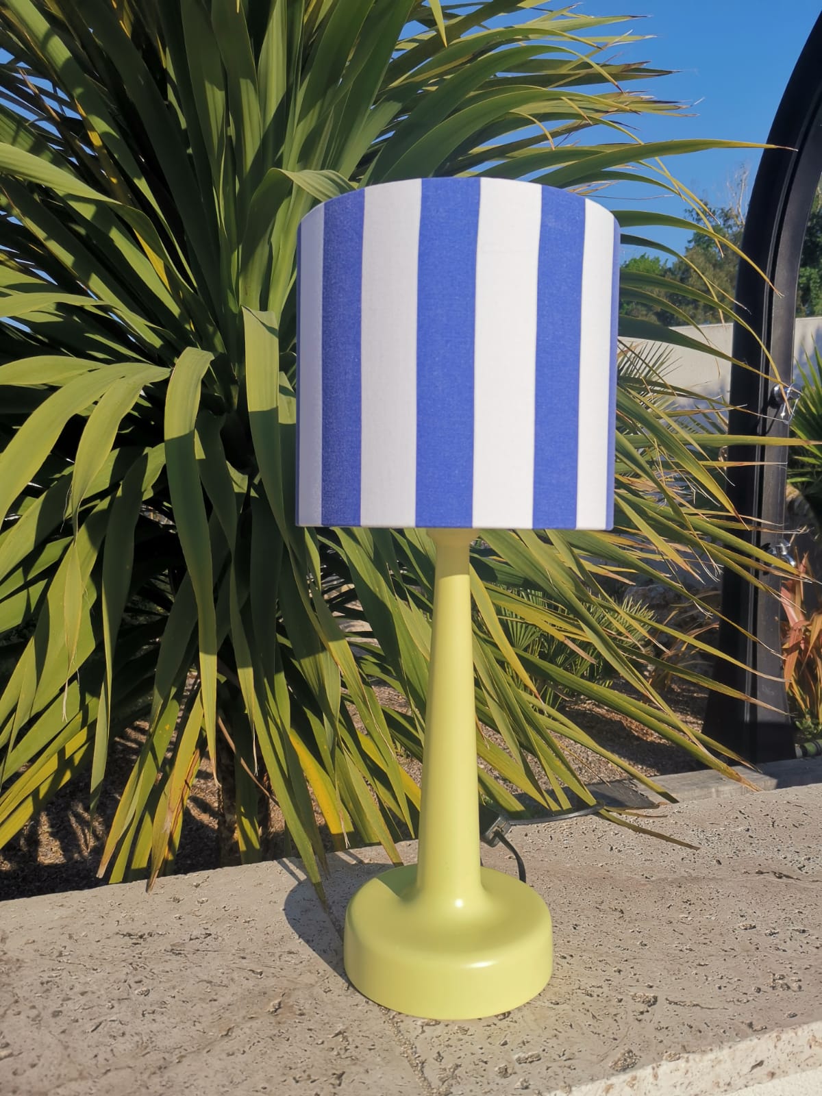 Lampe pied bois vert anis abat-jour RAYURES bleu marine