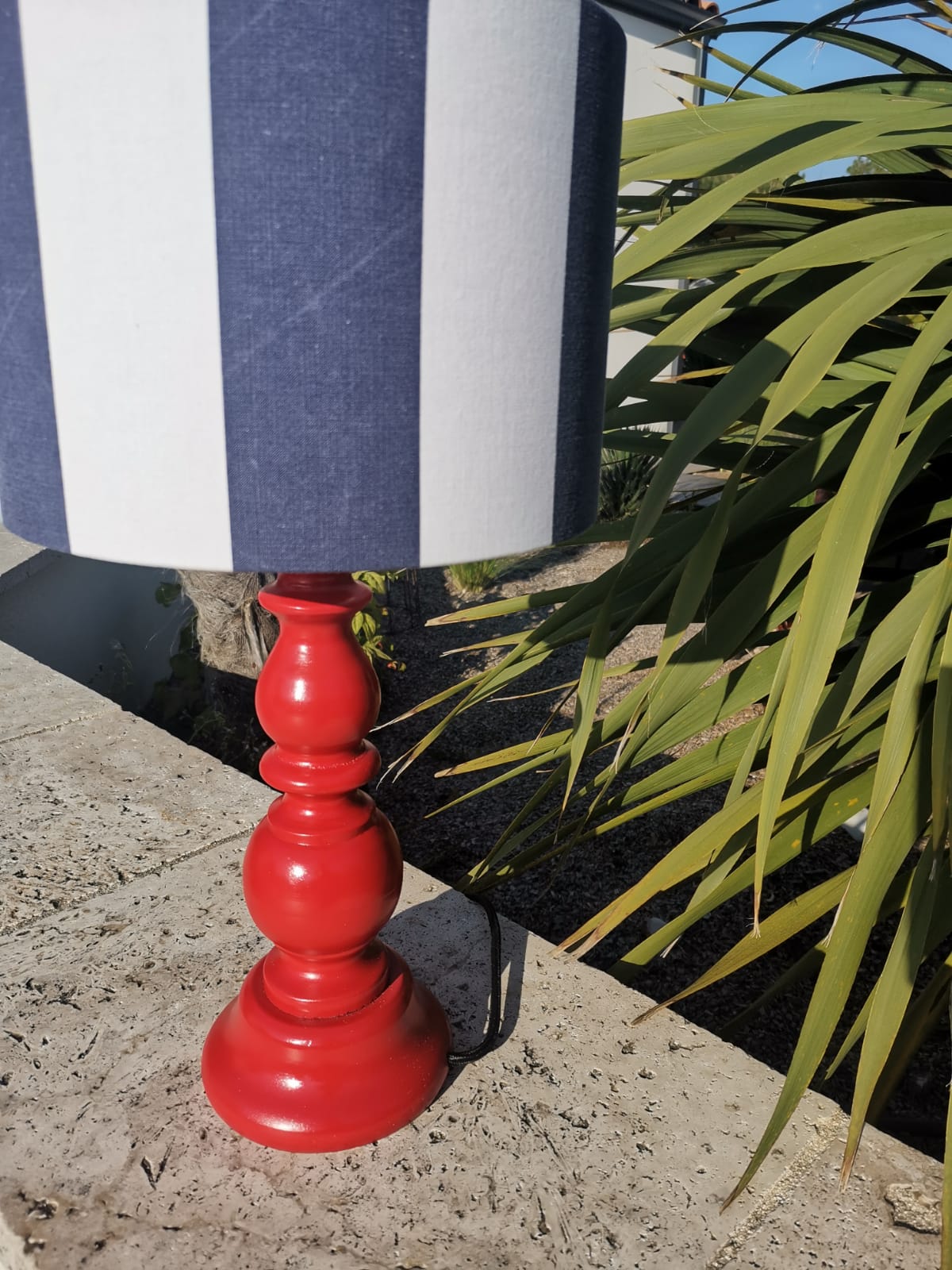 Grande lampe pied bois rouge abat-jour RAYURES bleu marine