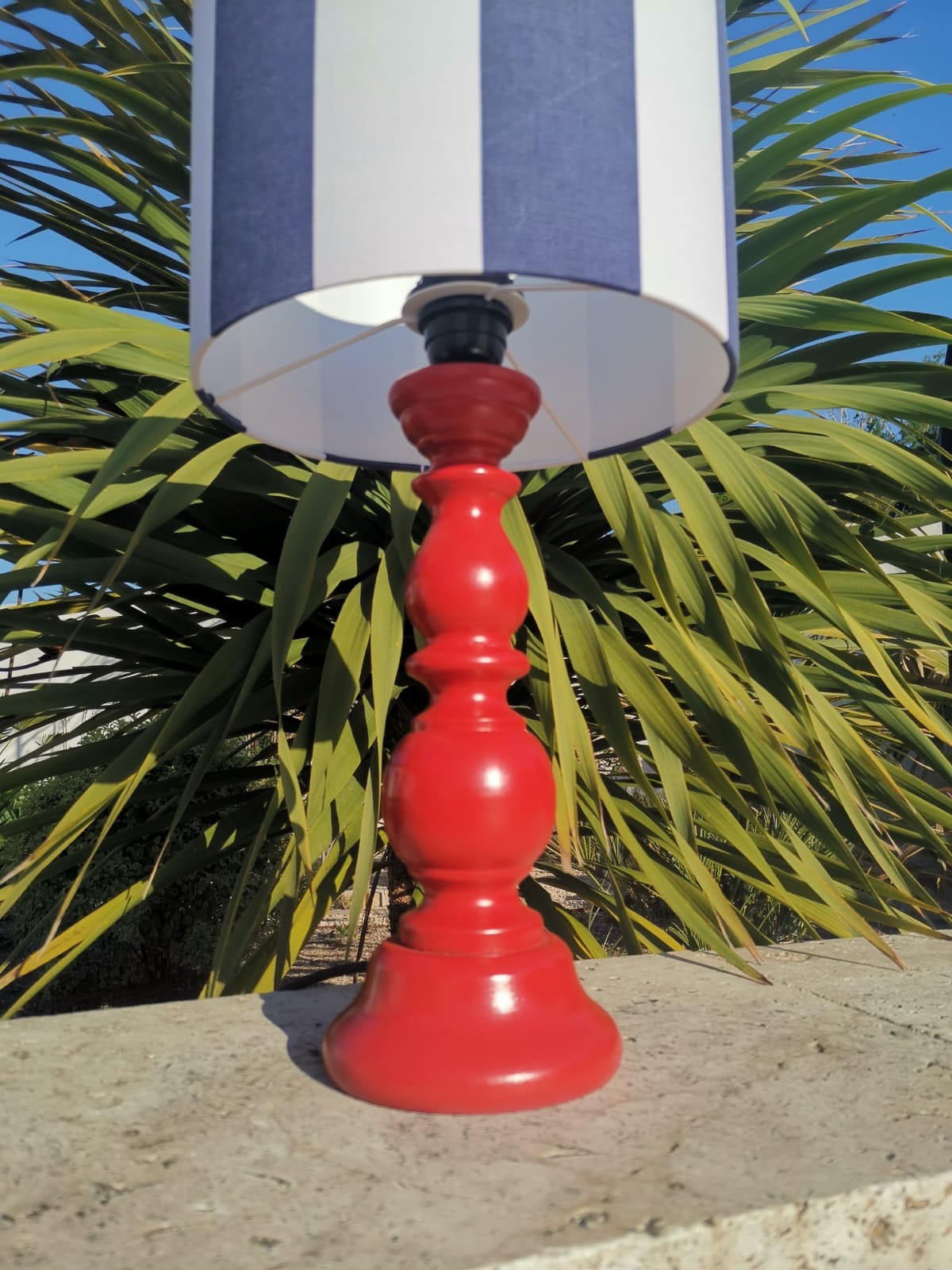 Grande lampe pied bois rouge abat-jour RAYURES bleu marine