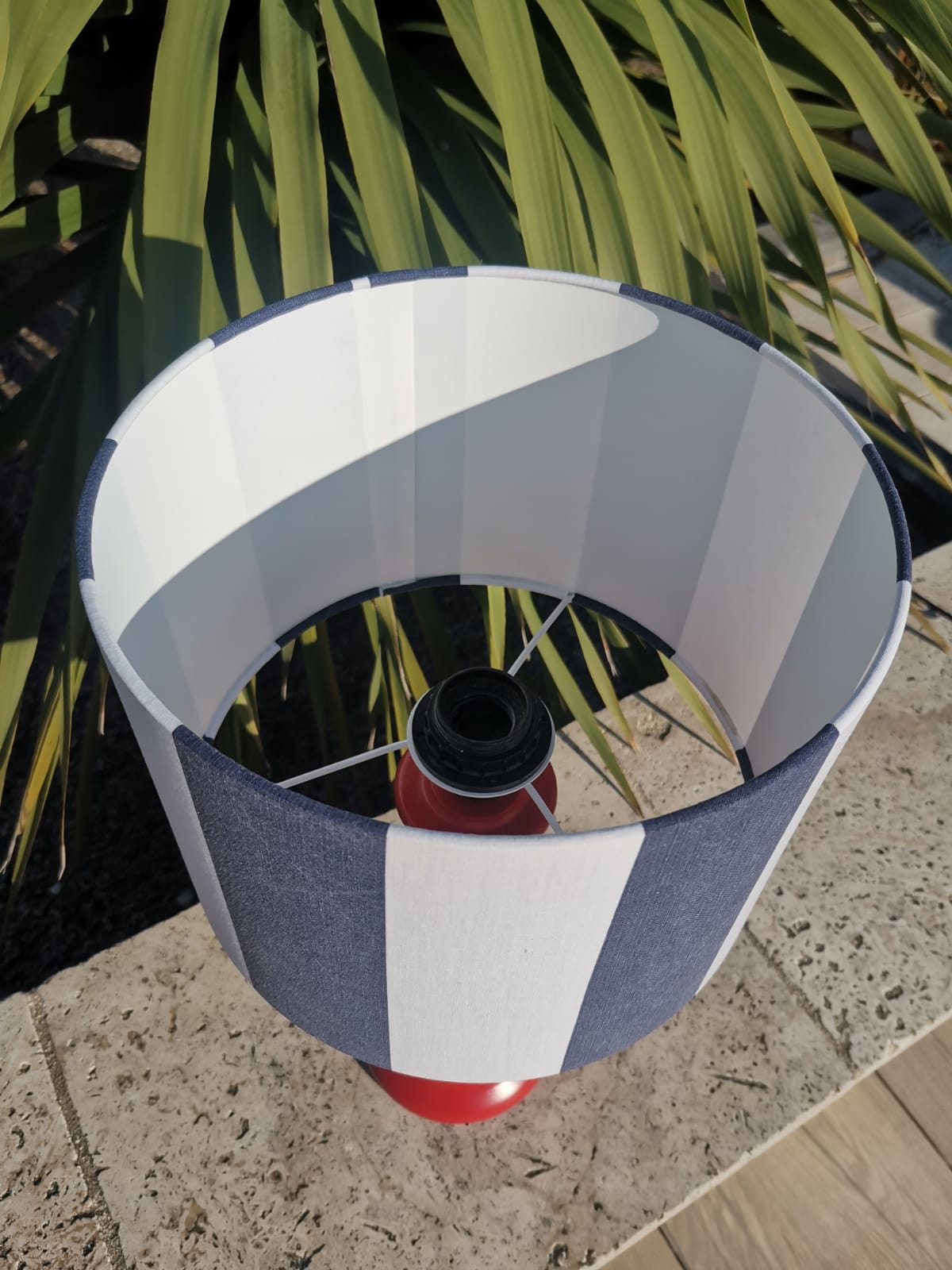 Grande lampe pied bois rouge abat-jour RAYURES bleu marine