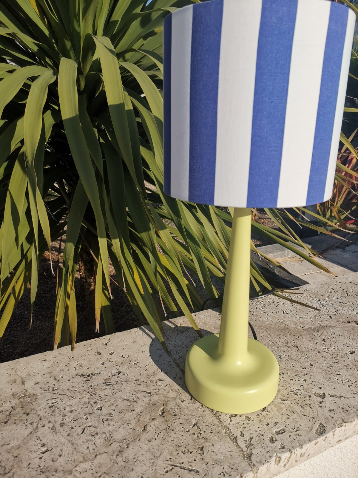 Lampe pied bois vert anis abat-jour RAYURES bleu marine