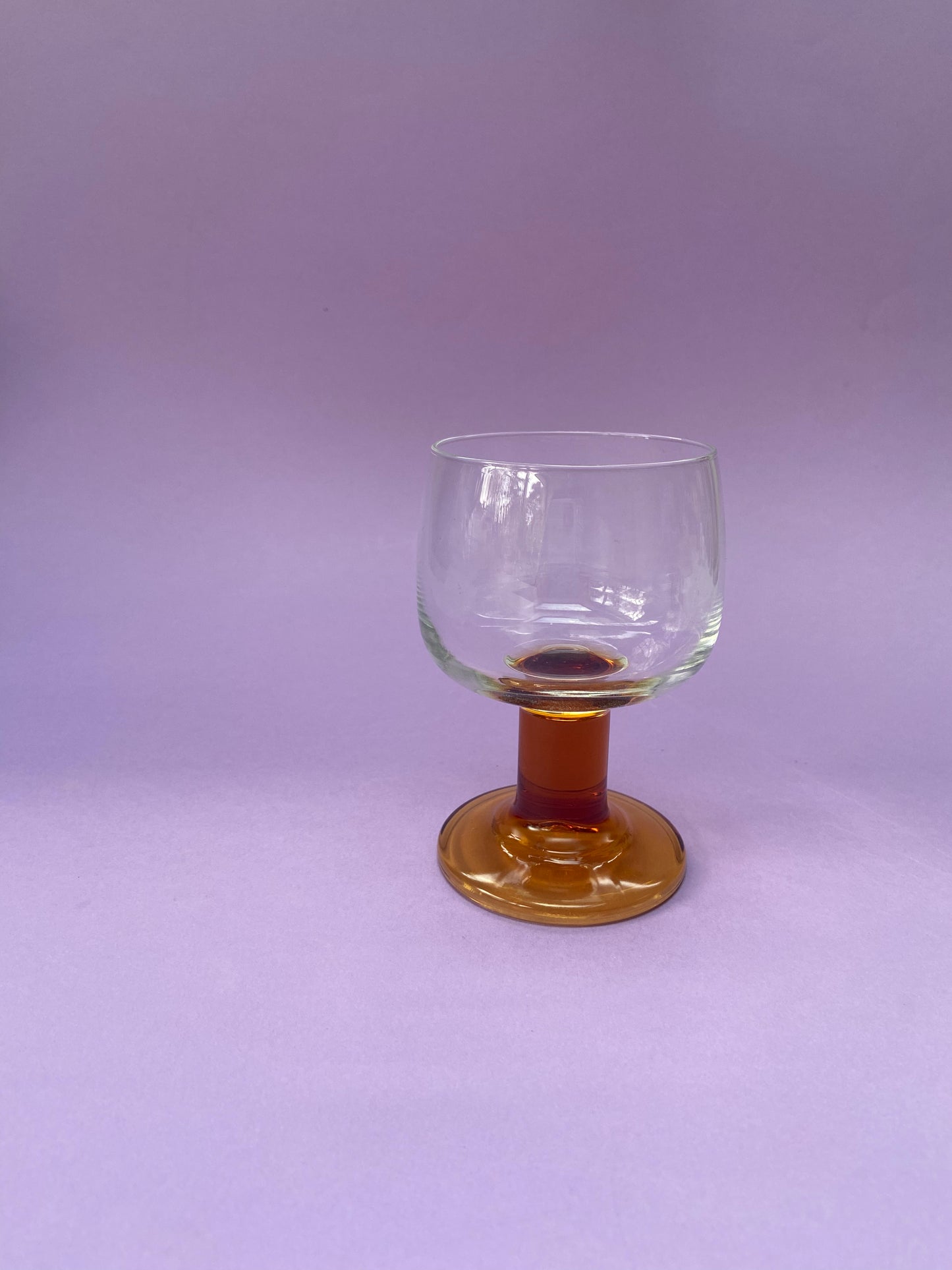 Verre à pied large ambré