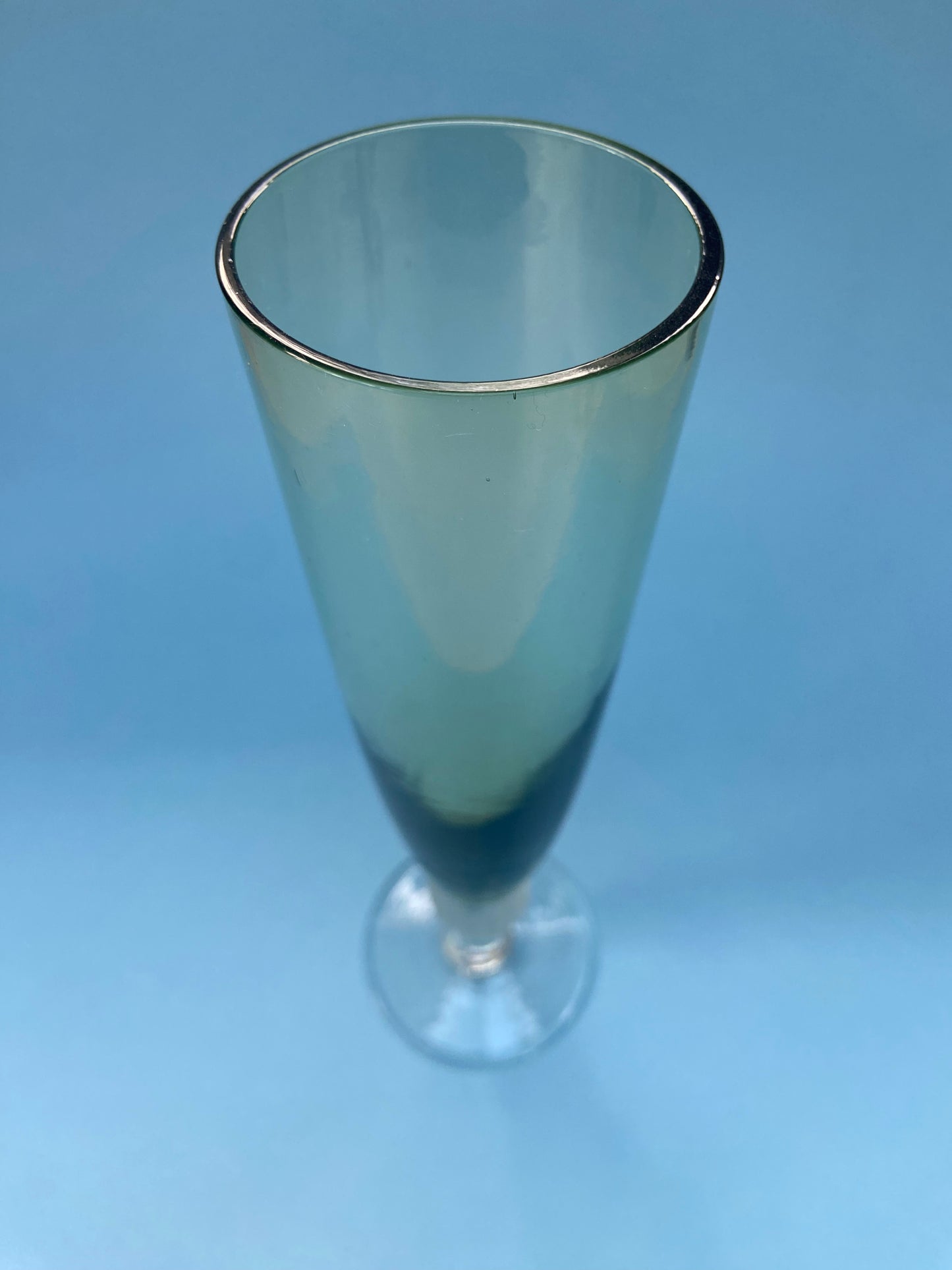 Grande flûte en verre teinté vert boule verre dépoli