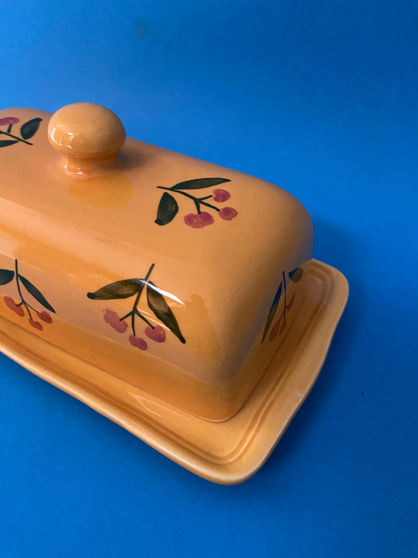 Beurrier céramique jaune orangé motif CERISES