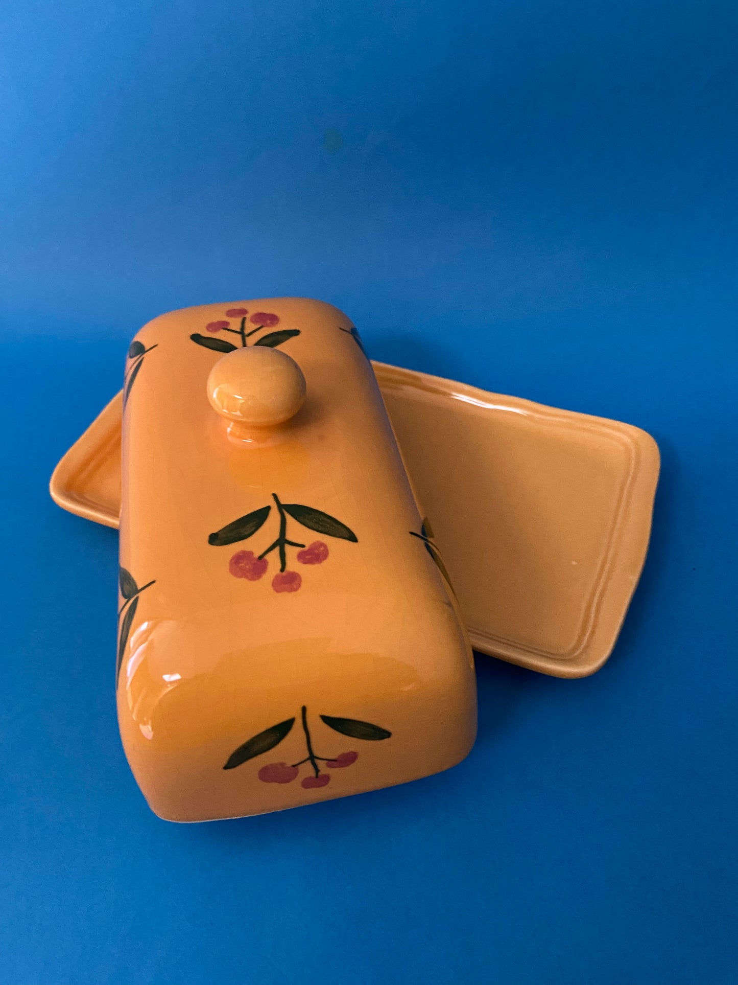 Beurrier céramique jaune orangé motif CERISES