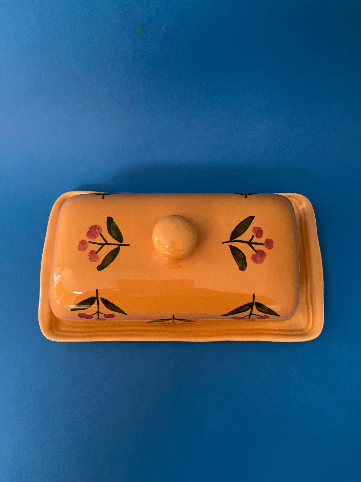 Beurrier céramique jaune orangé motif CERISES
