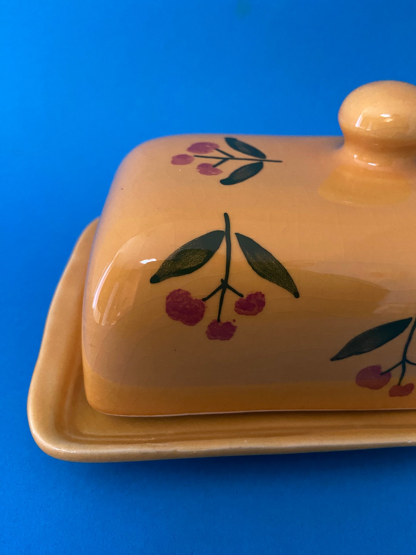 Beurrier céramique jaune orangé motif CERISES