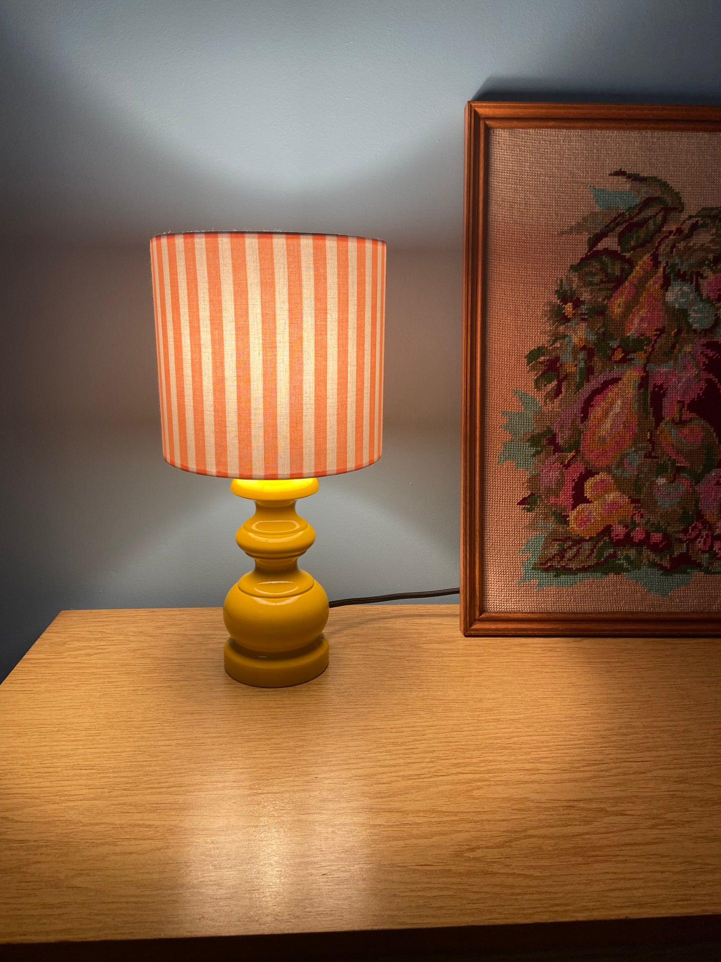 Lampe Créa CHACH rayures roses pied jaune