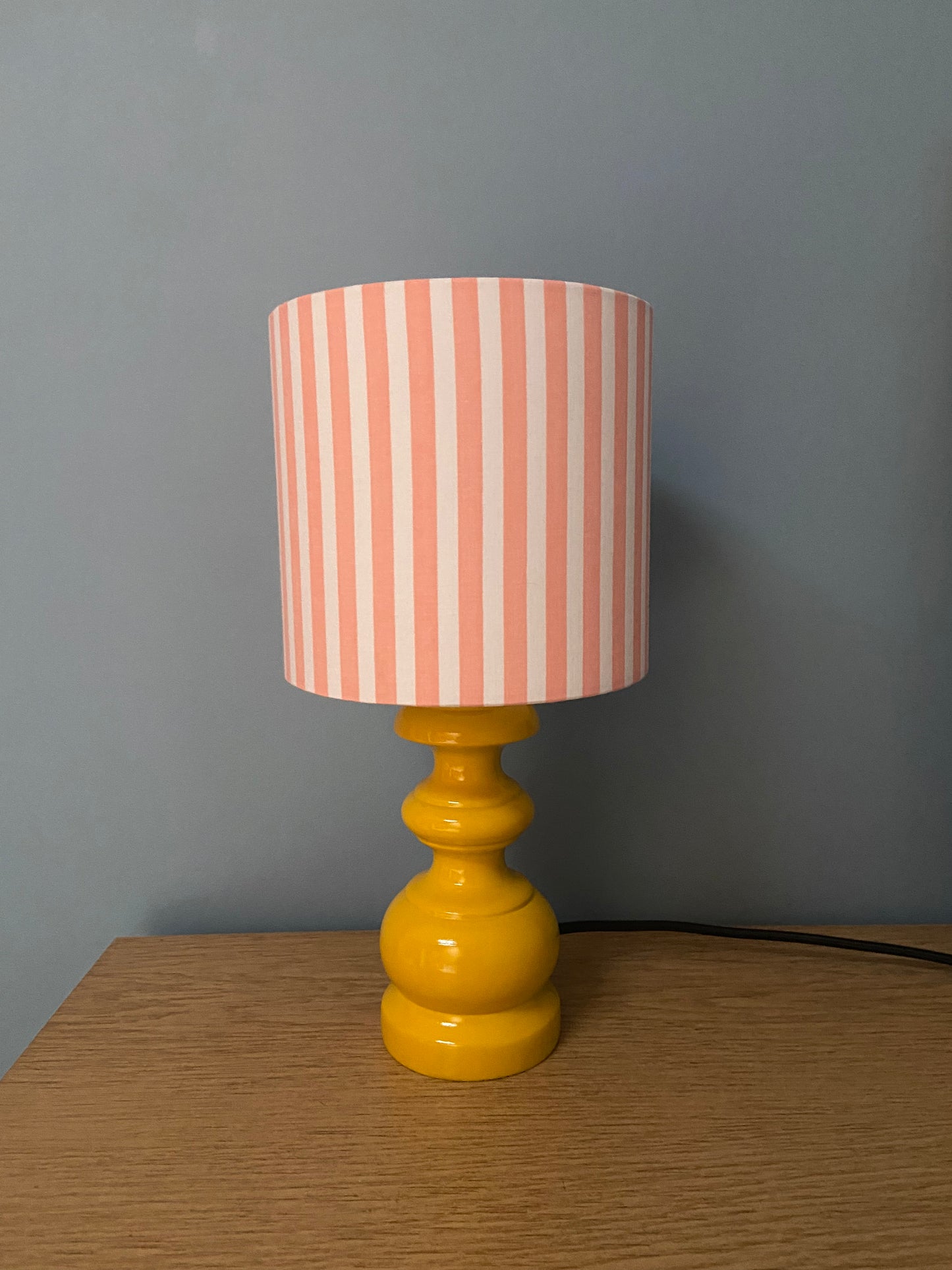 Lampe Créa CHACH rayures roses pied jaune