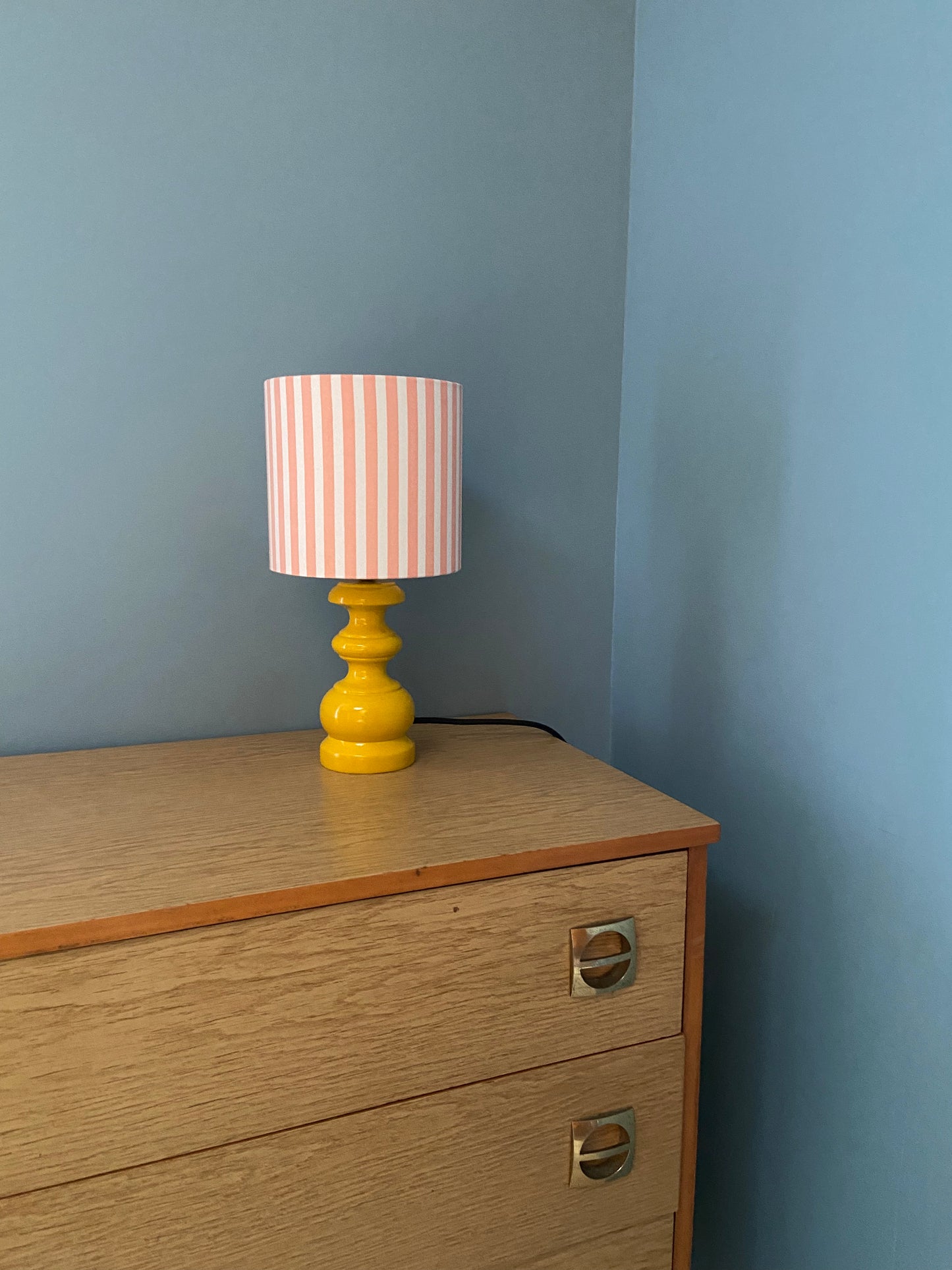 Lampe Créa CHACH rayures roses pied jaune