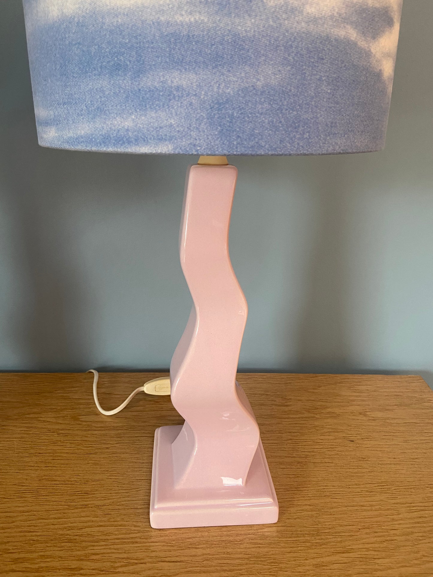 Lampe Créa CHACH pied céramique ondulé rose poudré abat-jour CIEL