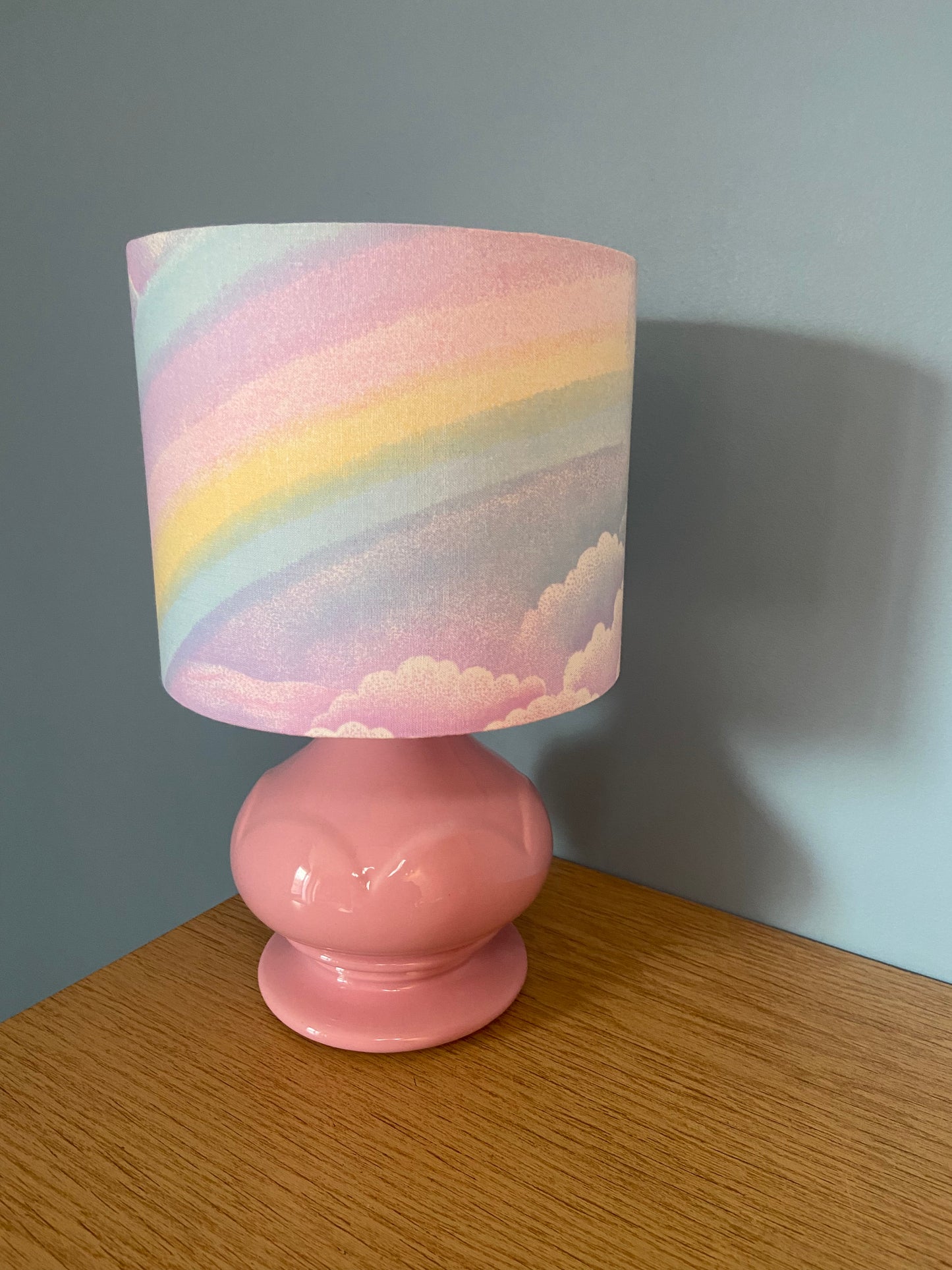 Lampe Créa CHACH pied céramique rose abat-jour ARC EN CIEL