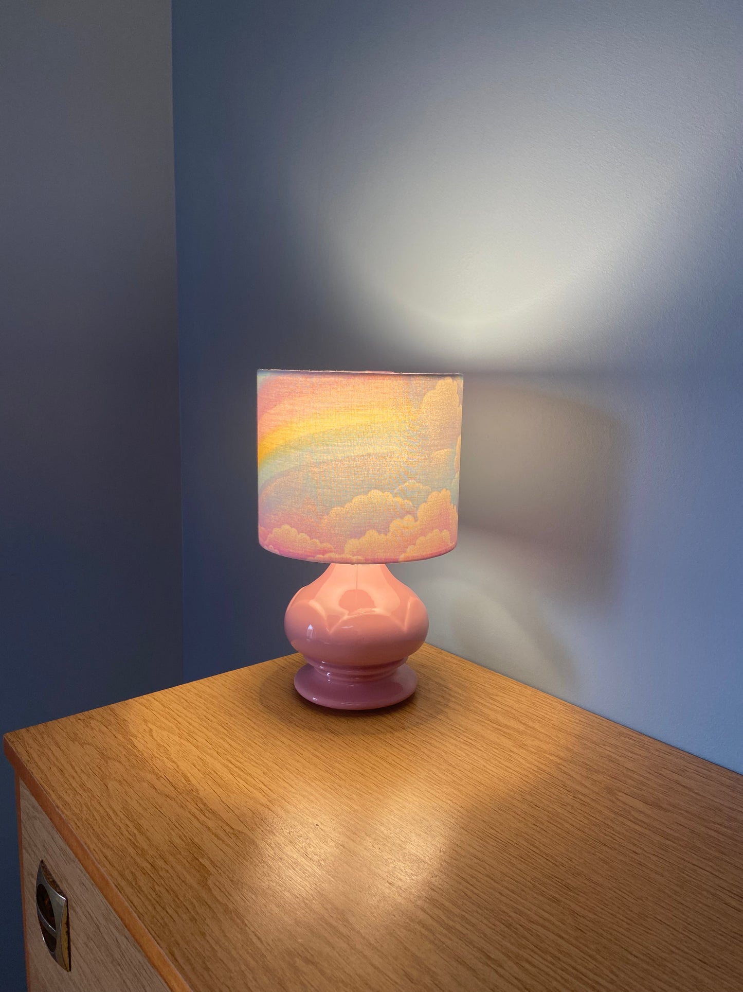 Lampe Créa CHACH pied céramique rose abat-jour ARC EN CIEL
