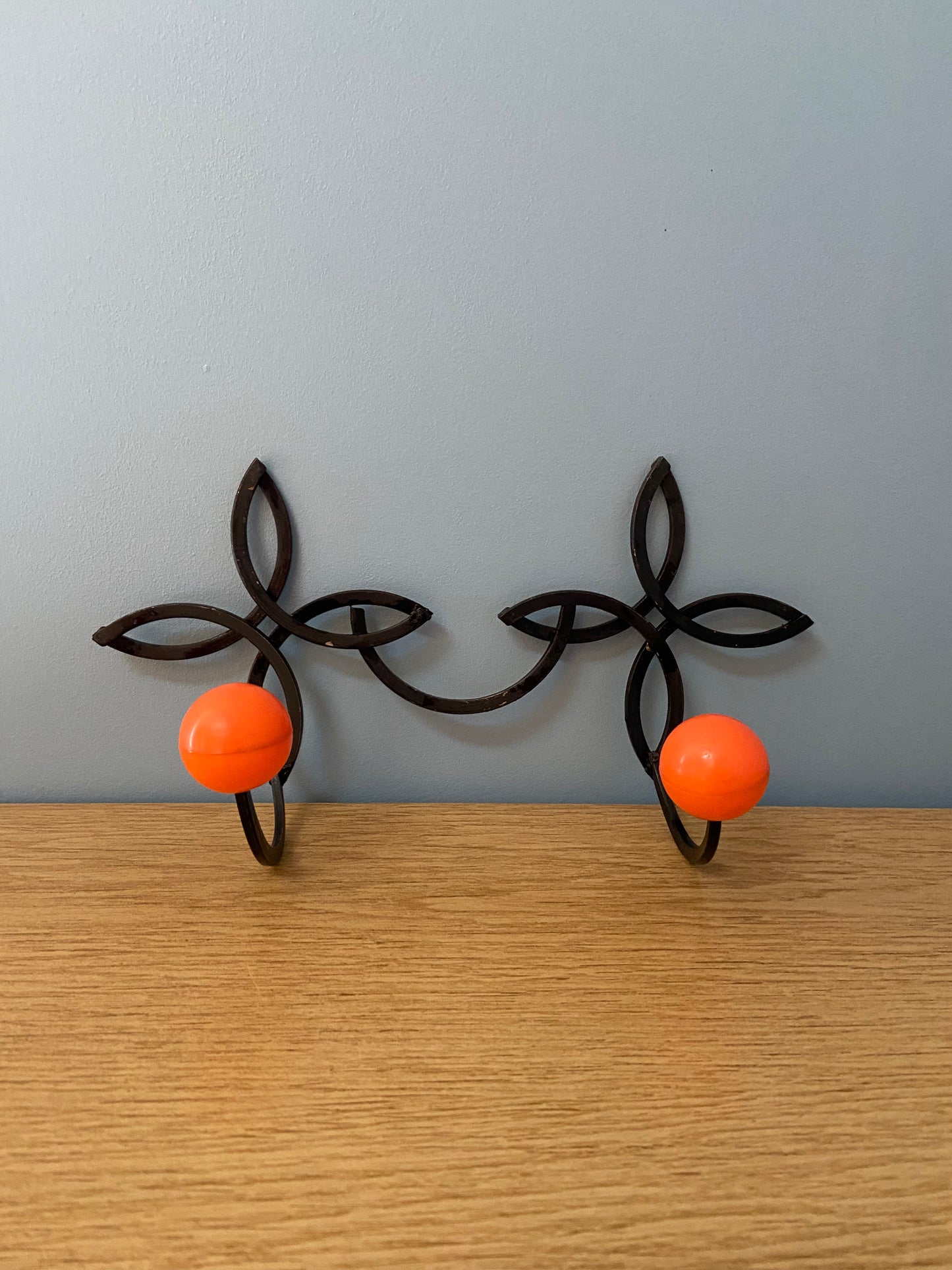 Patère fer forgé boules plastiques ORANGE