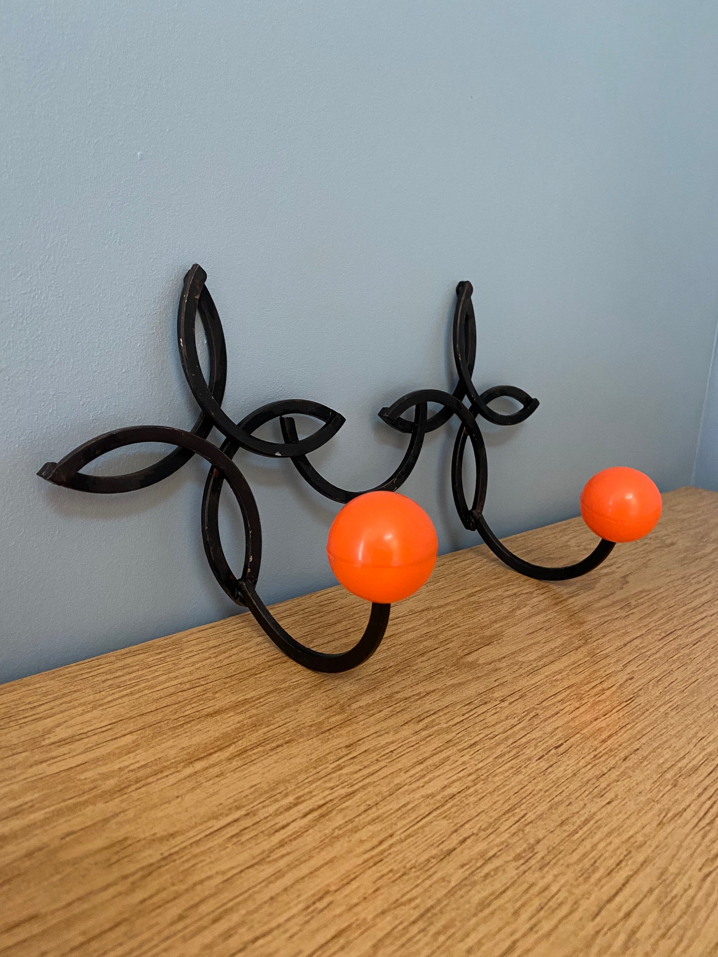 Patère fer forgé boules plastiques ORANGE