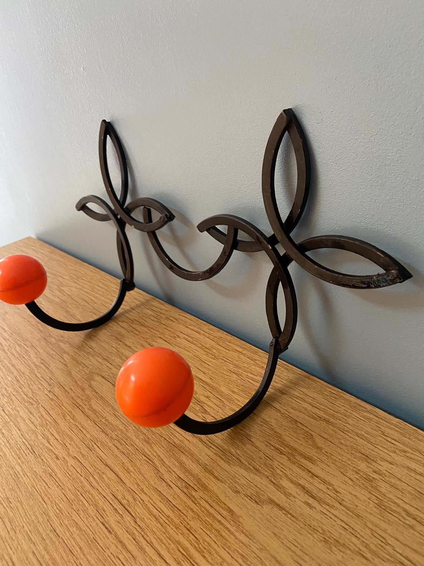 Patère fer forgé boules plastiques ORANGE