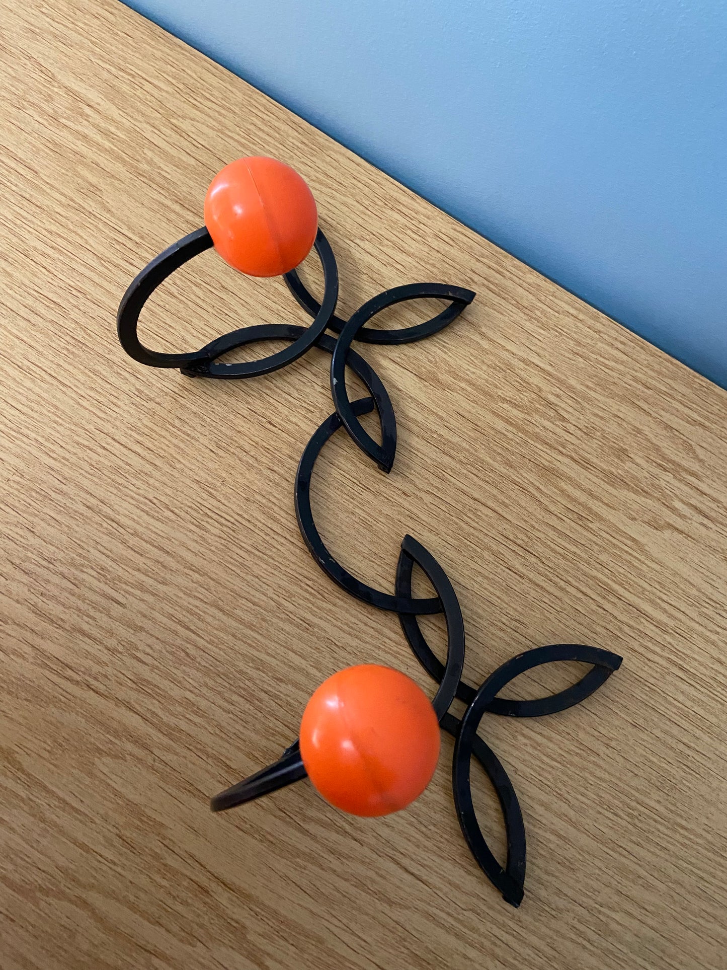 Patère fer forgé boules plastiques ORANGE