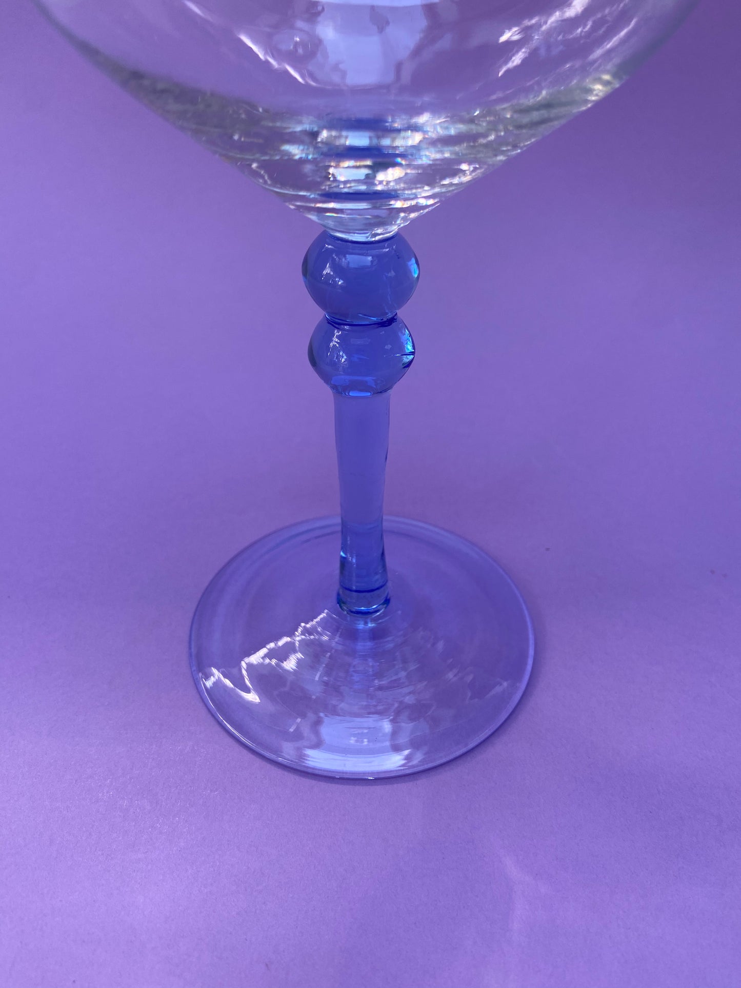 Verre à Martini pied boules bleu ciel