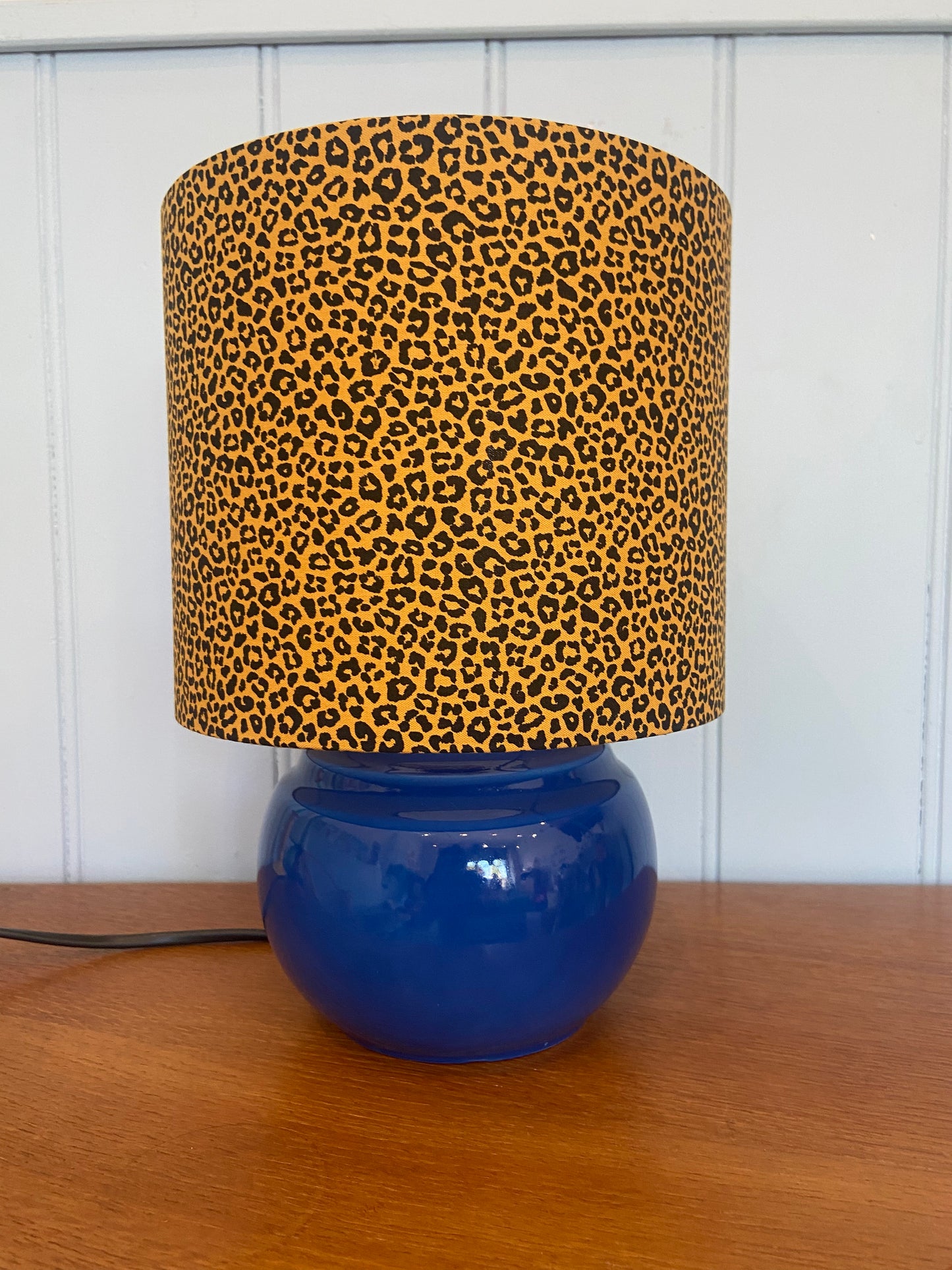Lampe créa CHACH pied boule céramique bleue abat jour LÉOPARD