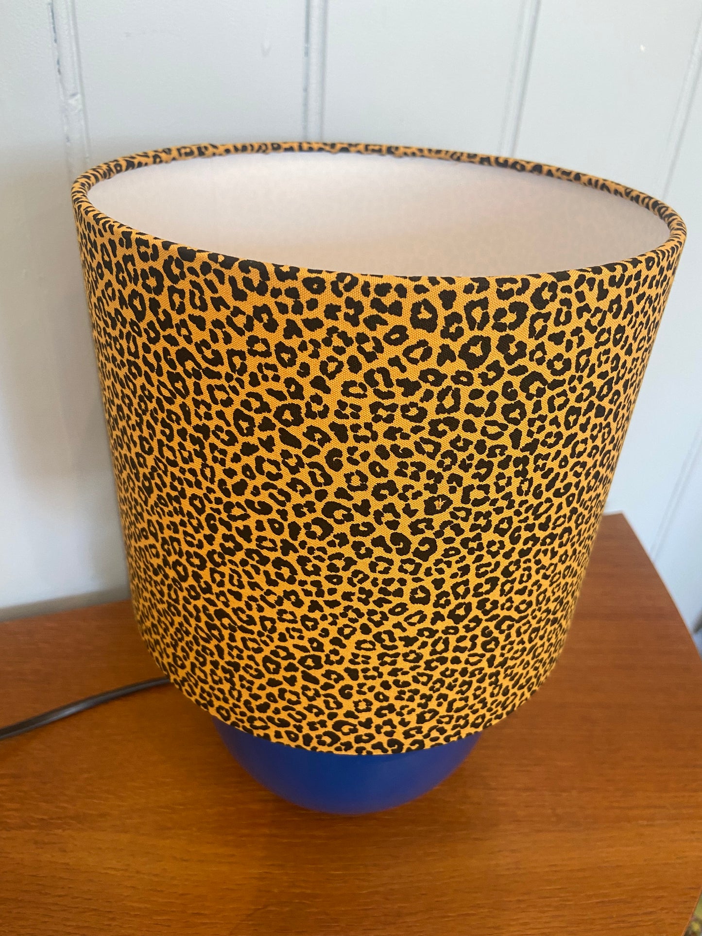 Lampe créa CHACH pied boule céramique bleue abat jour LÉOPARD