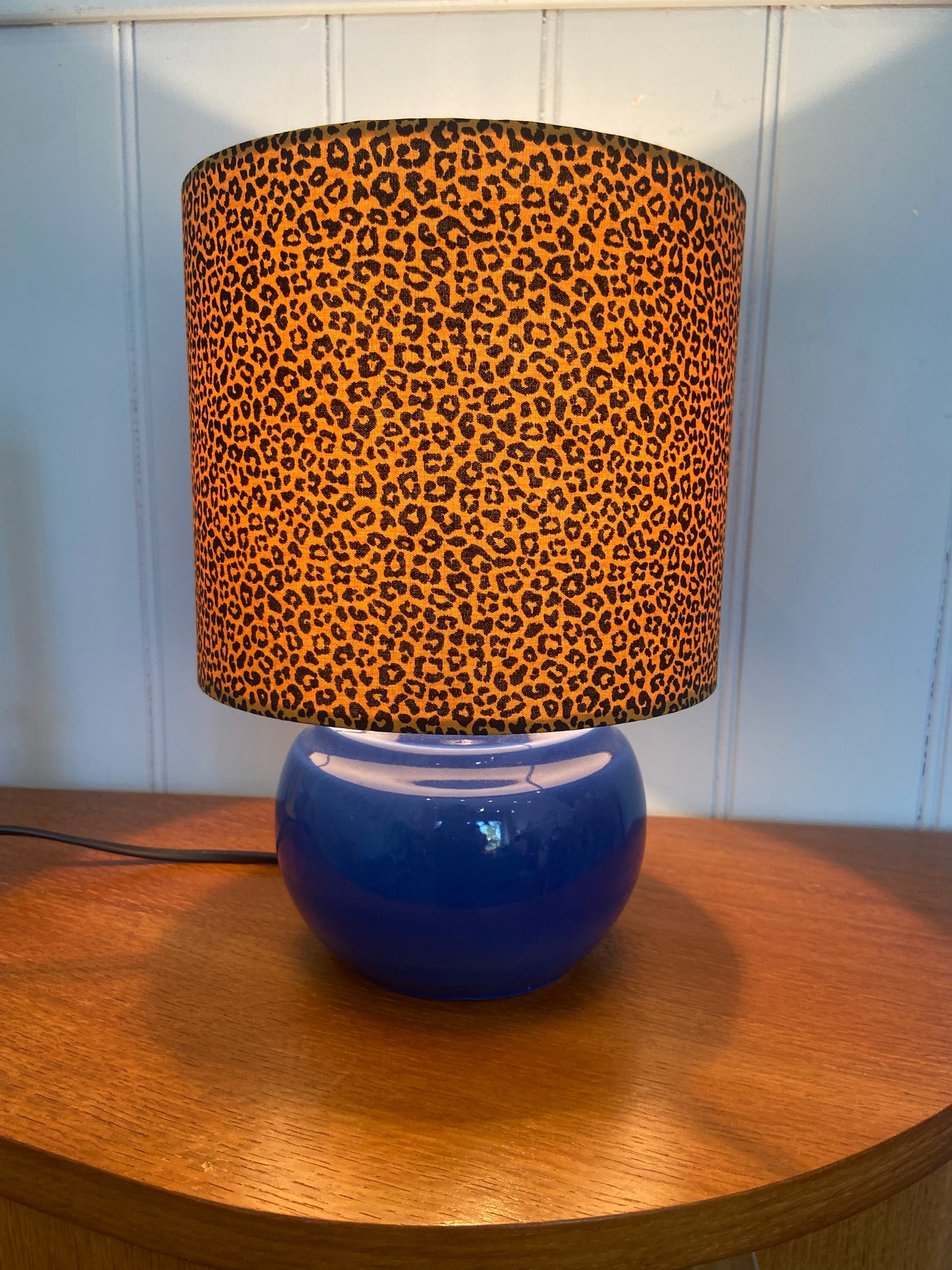 Lampe créa CHACH pied boule céramique bleue abat jour LÉOPARD