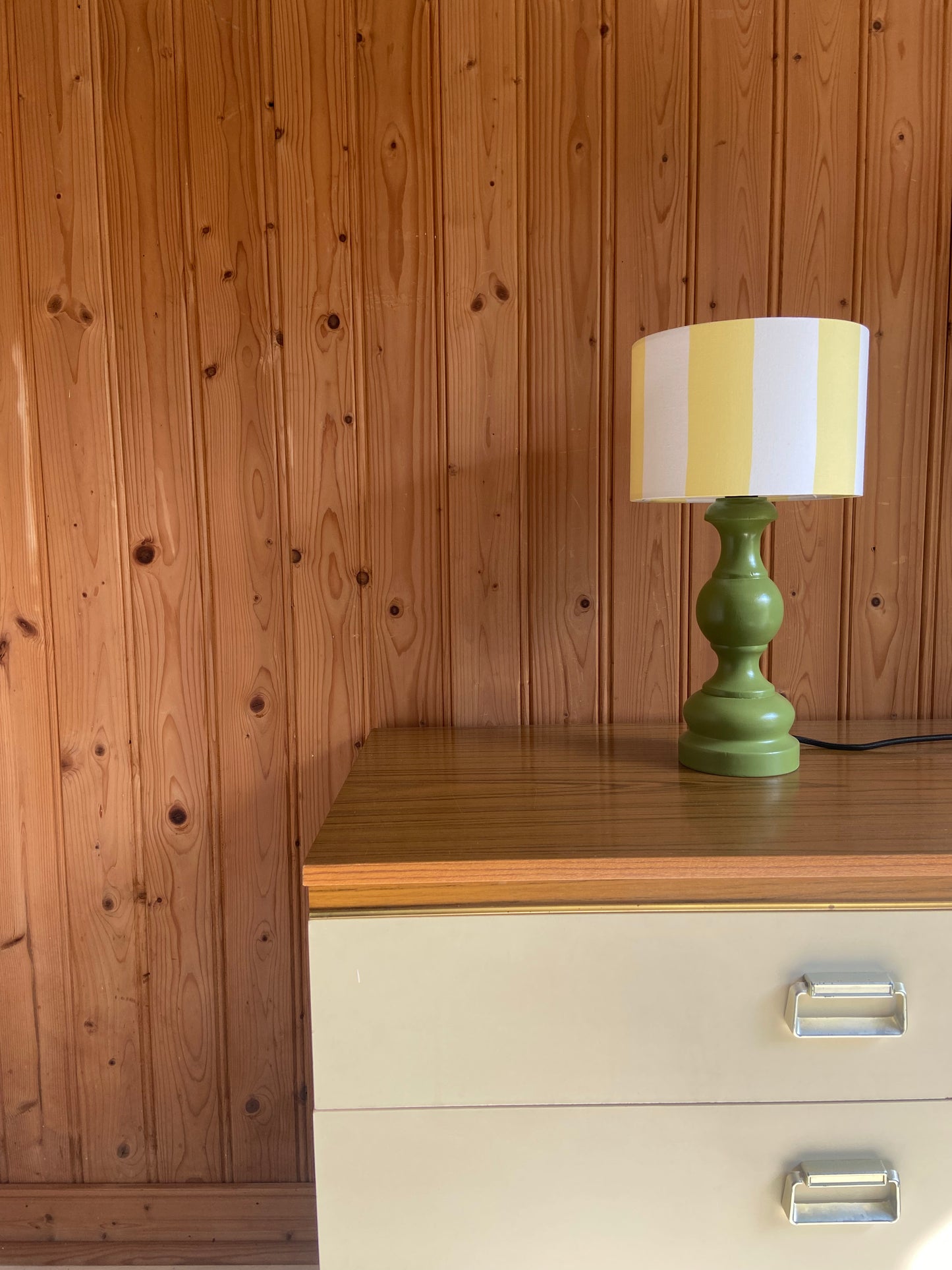 Lampe Création CHACH pied vert olive abat-jour rayures jaune pâle