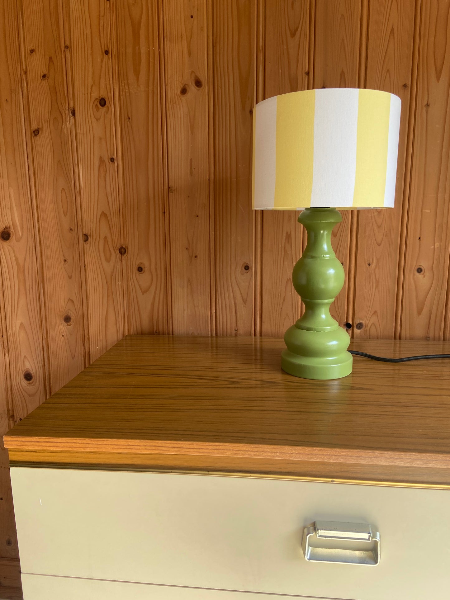 Lampe Création CHACH pied vert olive abat-jour rayures jaune pâle