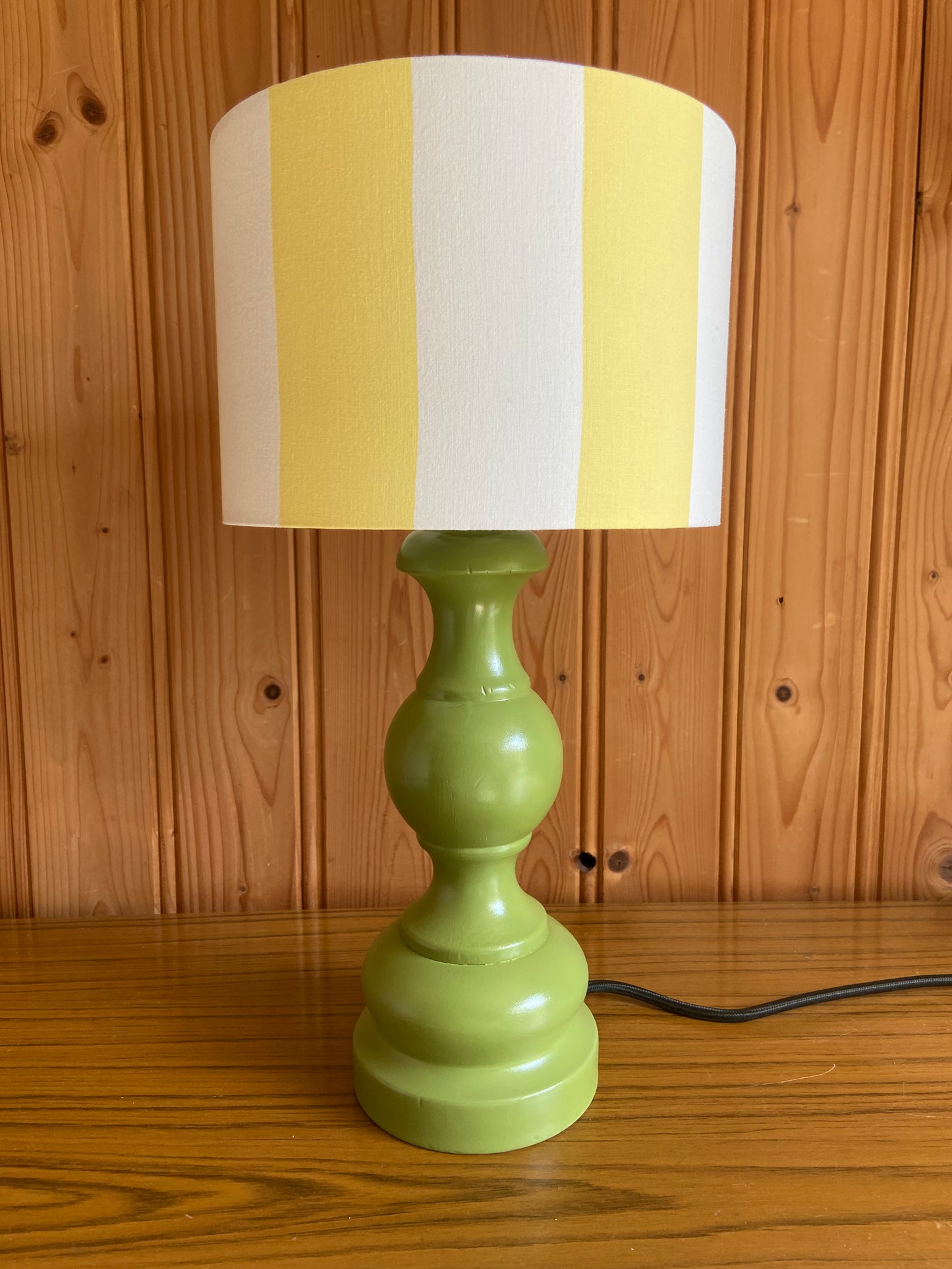 Lampe Création CHACH pied vert olive abat-jour rayures jaune pâle