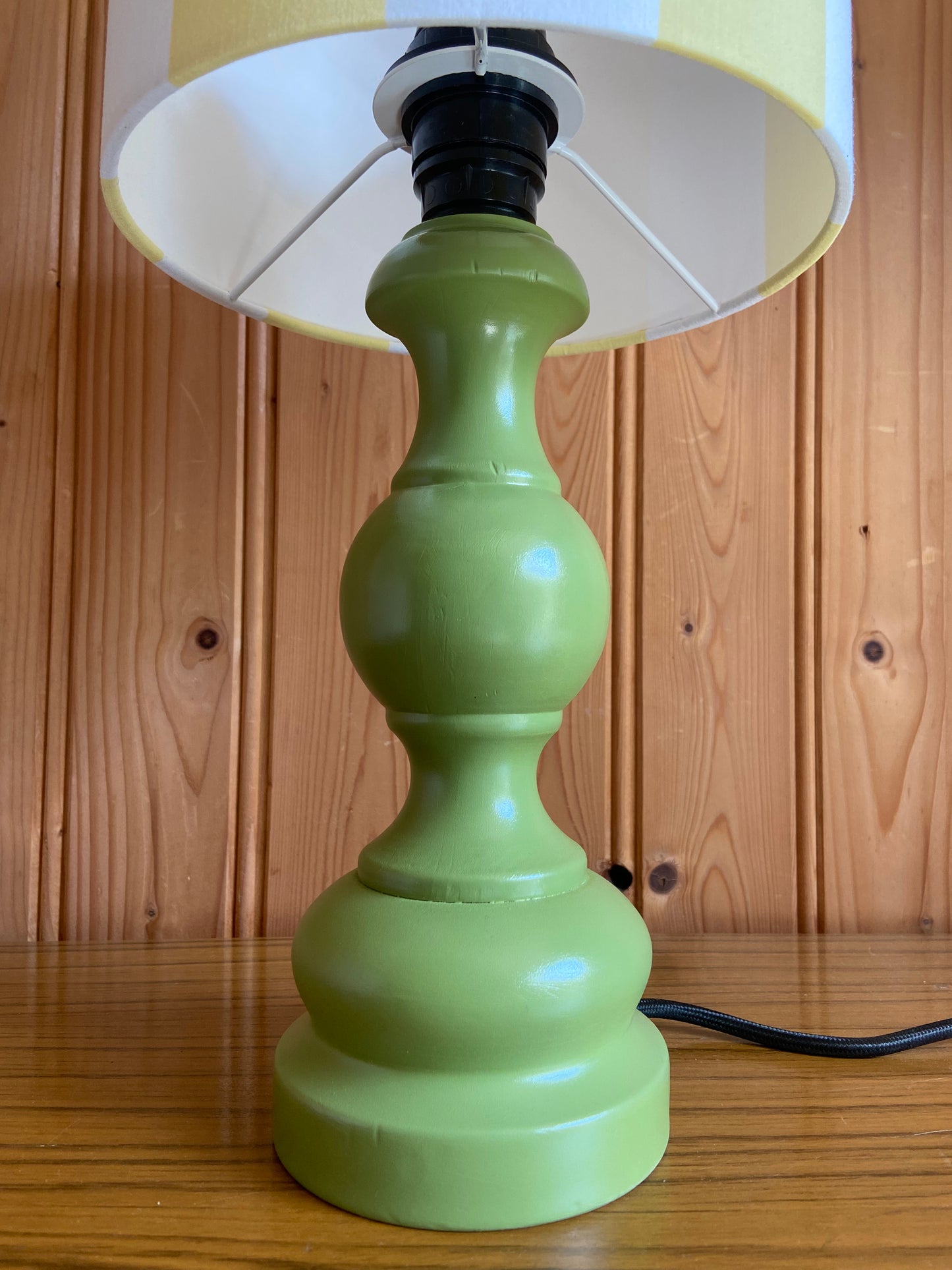 Lampe Création CHACH pied vert olive abat-jour rayures jaune pâle