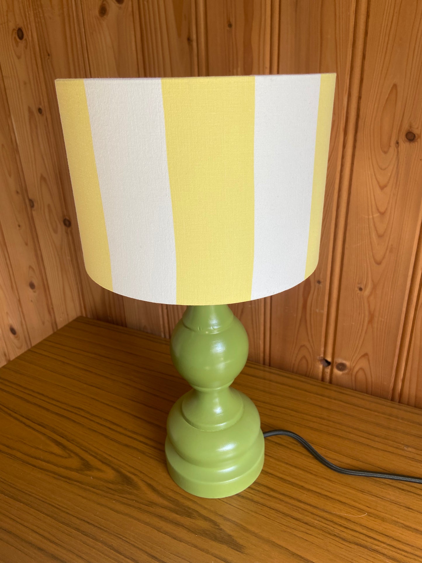 Lampe Création CHACH pied vert olive abat-jour rayures jaune pâle