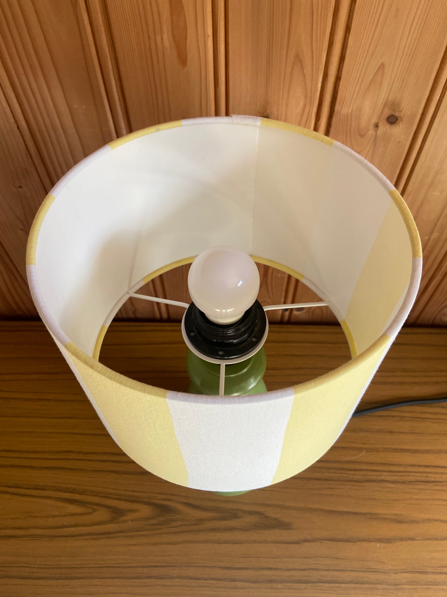 Lampe Création CHACH pied vert olive abat-jour rayures jaune pâle