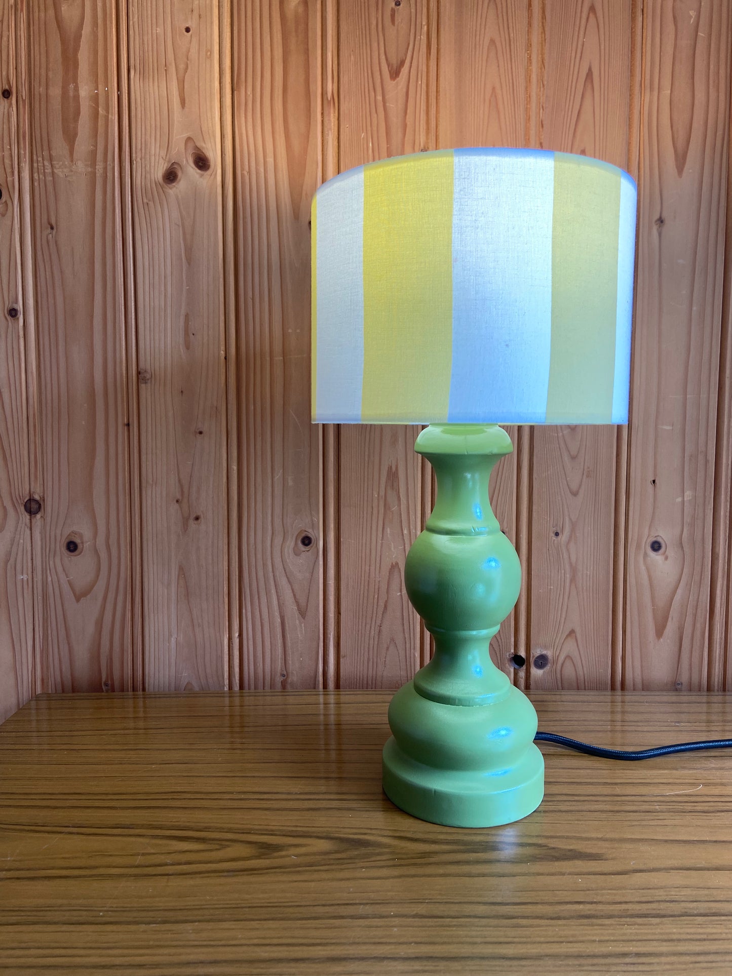 Lampe Création CHACH pied vert olive abat-jour rayures jaune pâle