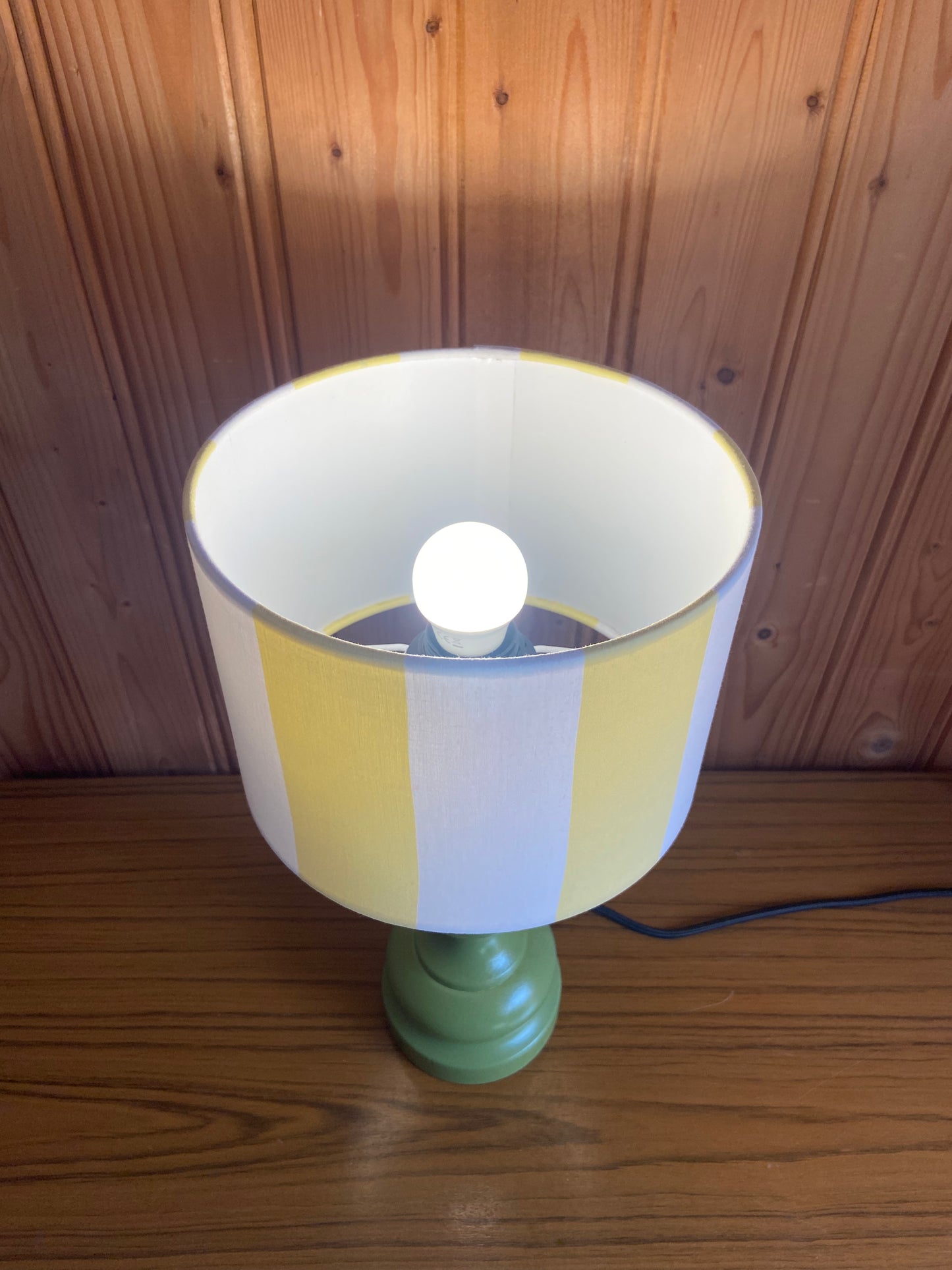 Lampe Création CHACH pied vert olive abat-jour rayures jaune pâle