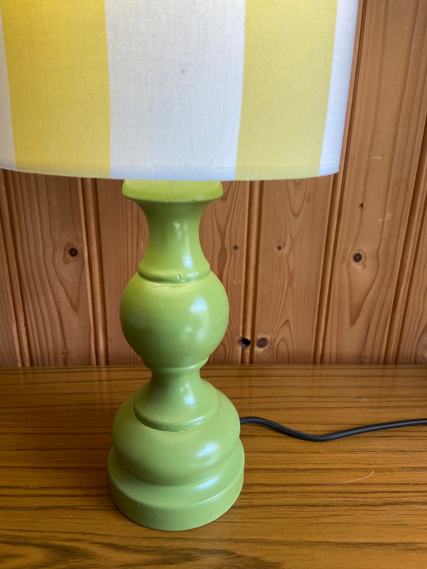 Lampe Création CHACH pied vert olive abat-jour rayures jaune pâle