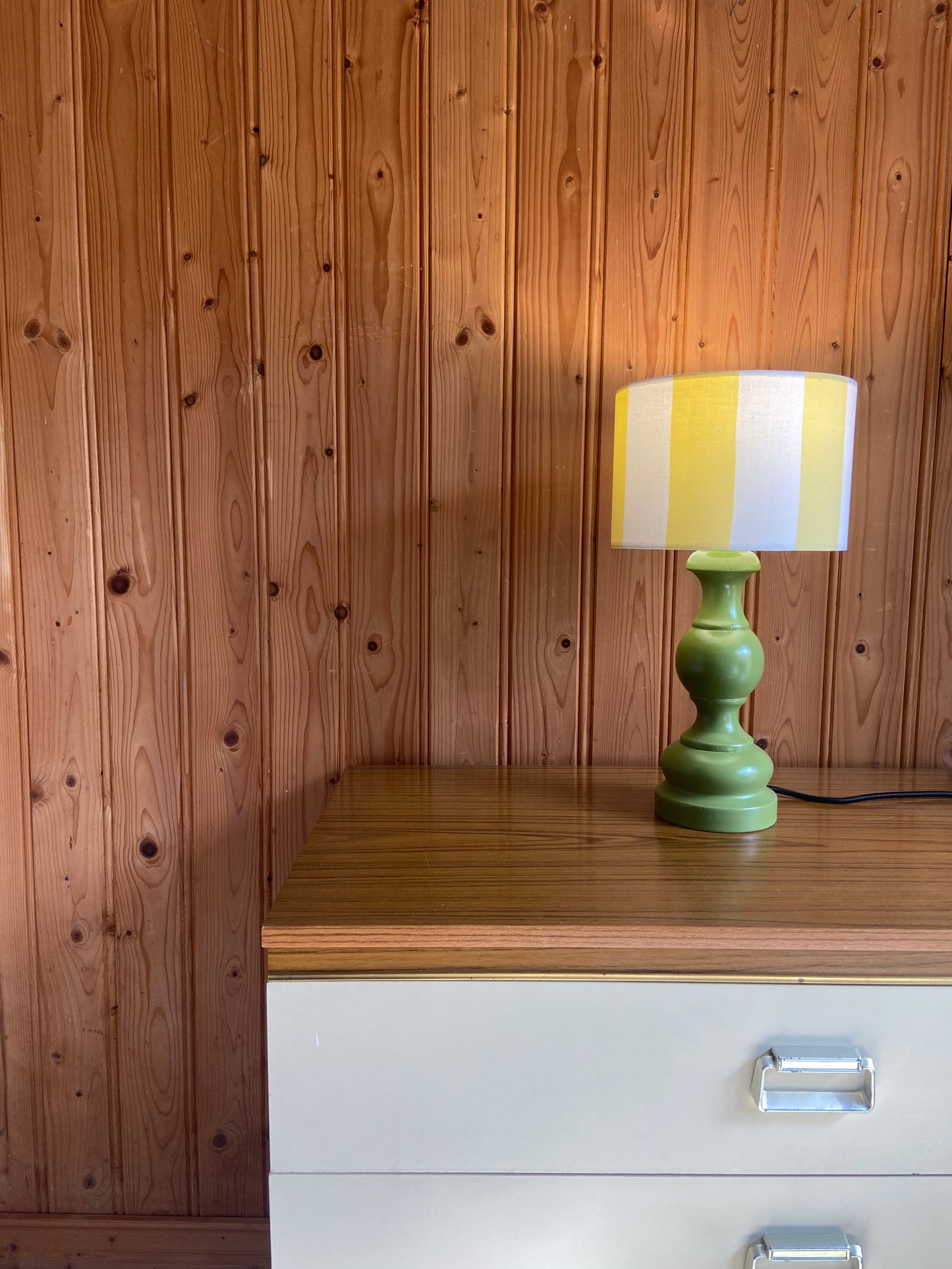 Lampe Création CHACH pied vert olive abat-jour rayures jaune pâle